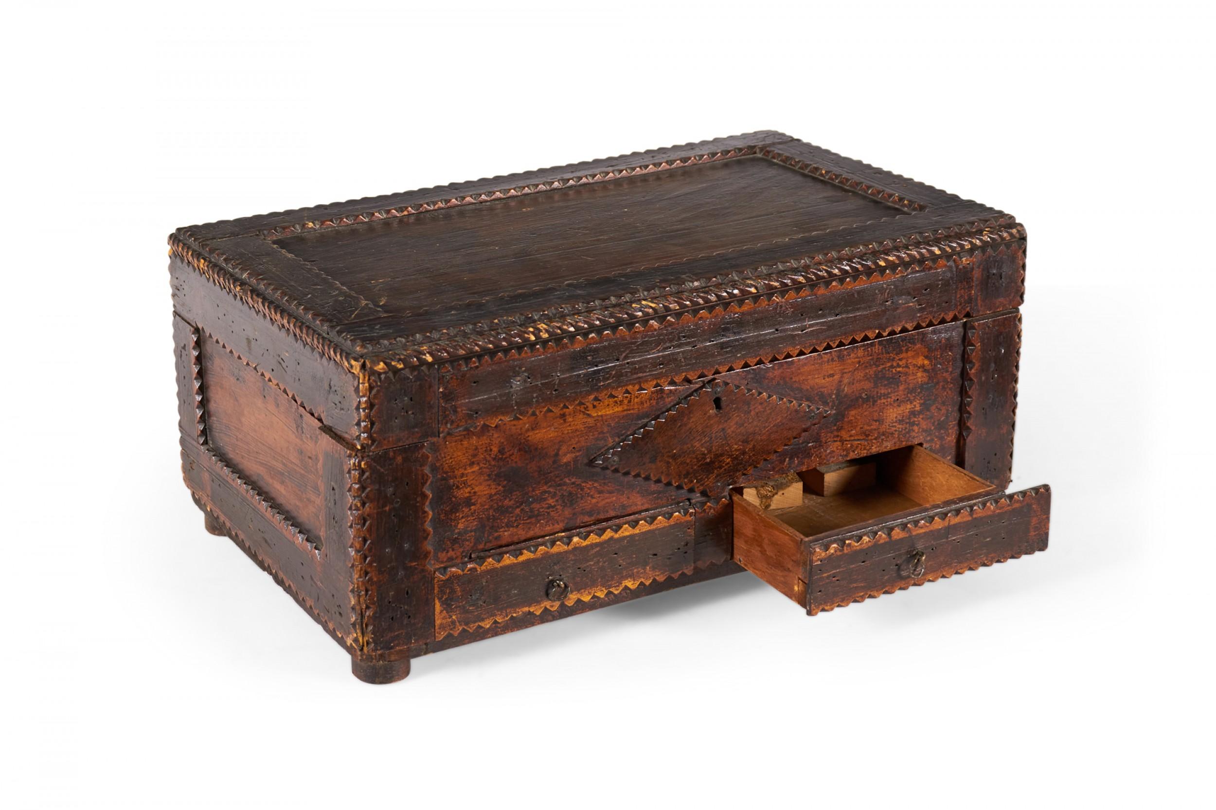 Caja de madera Tramp Art Americano en venta 3