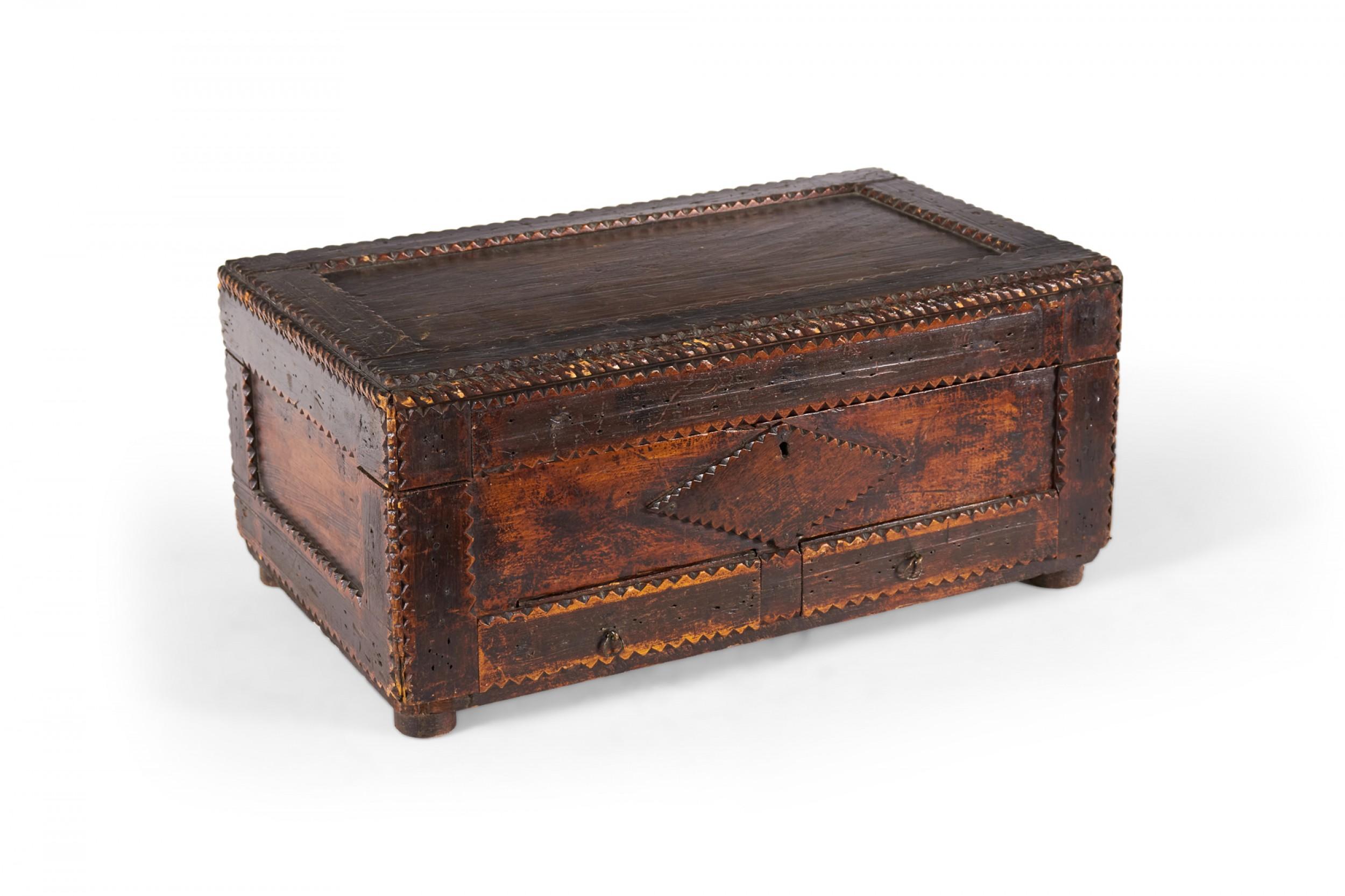 Caja grande de madera de forma rectangular estilo country americano (s. XIX/XX) Tramp Art con dos cajones inferiores y diseño festoneado