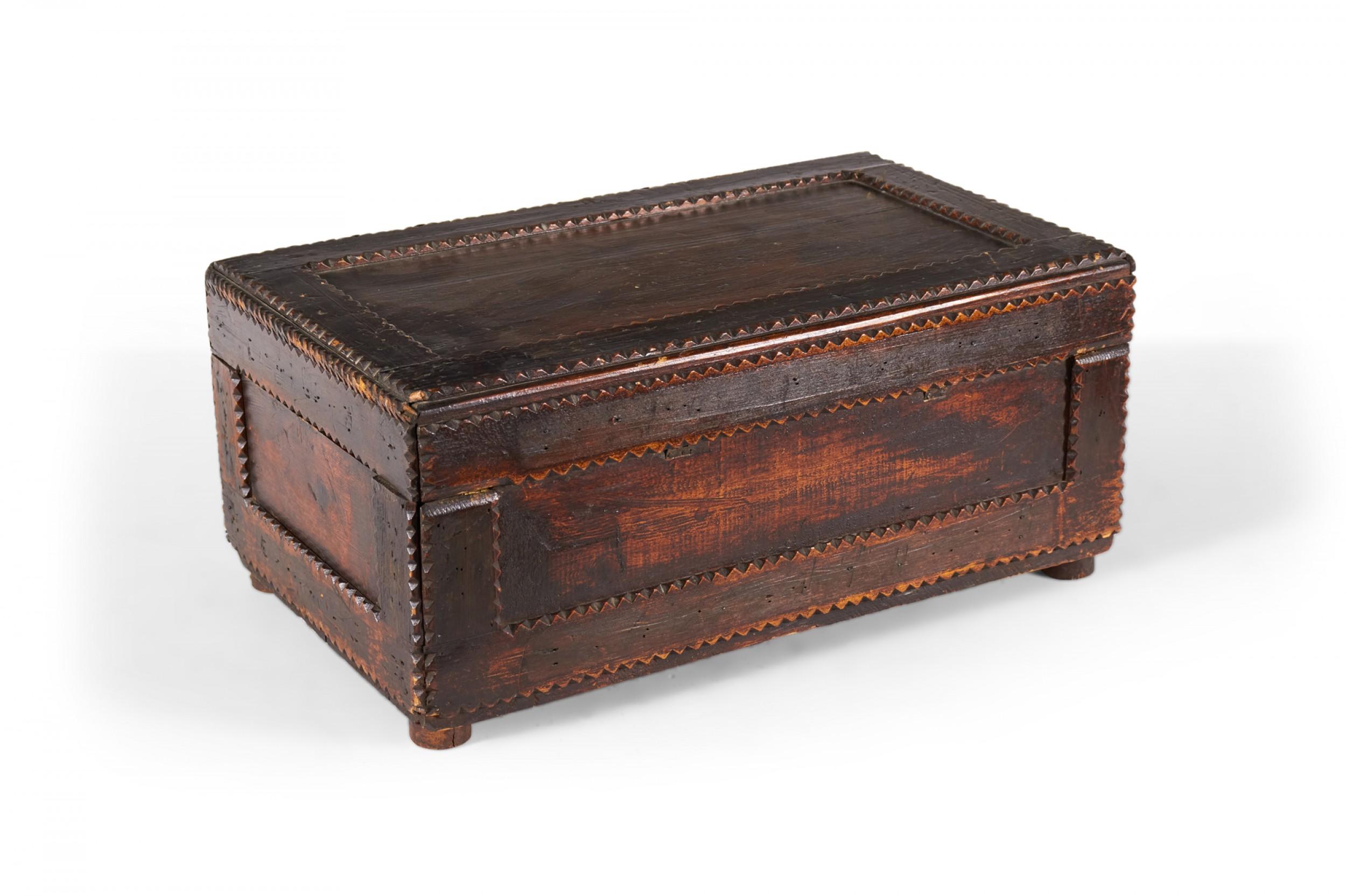 Caja de madera Tramp Art Americano De campo en venta