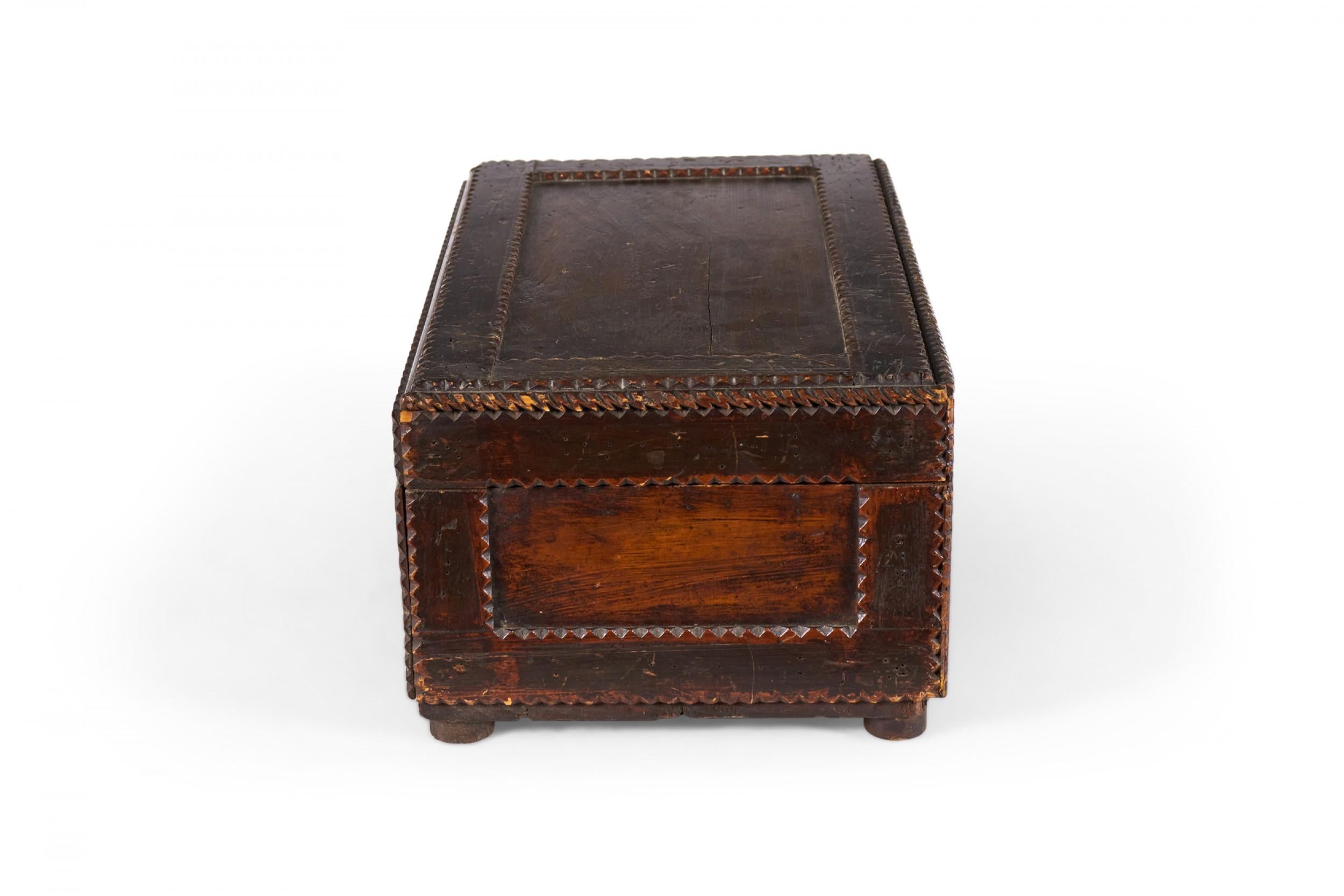 Caja de madera Tramp Art Americano Estadounidense en venta
