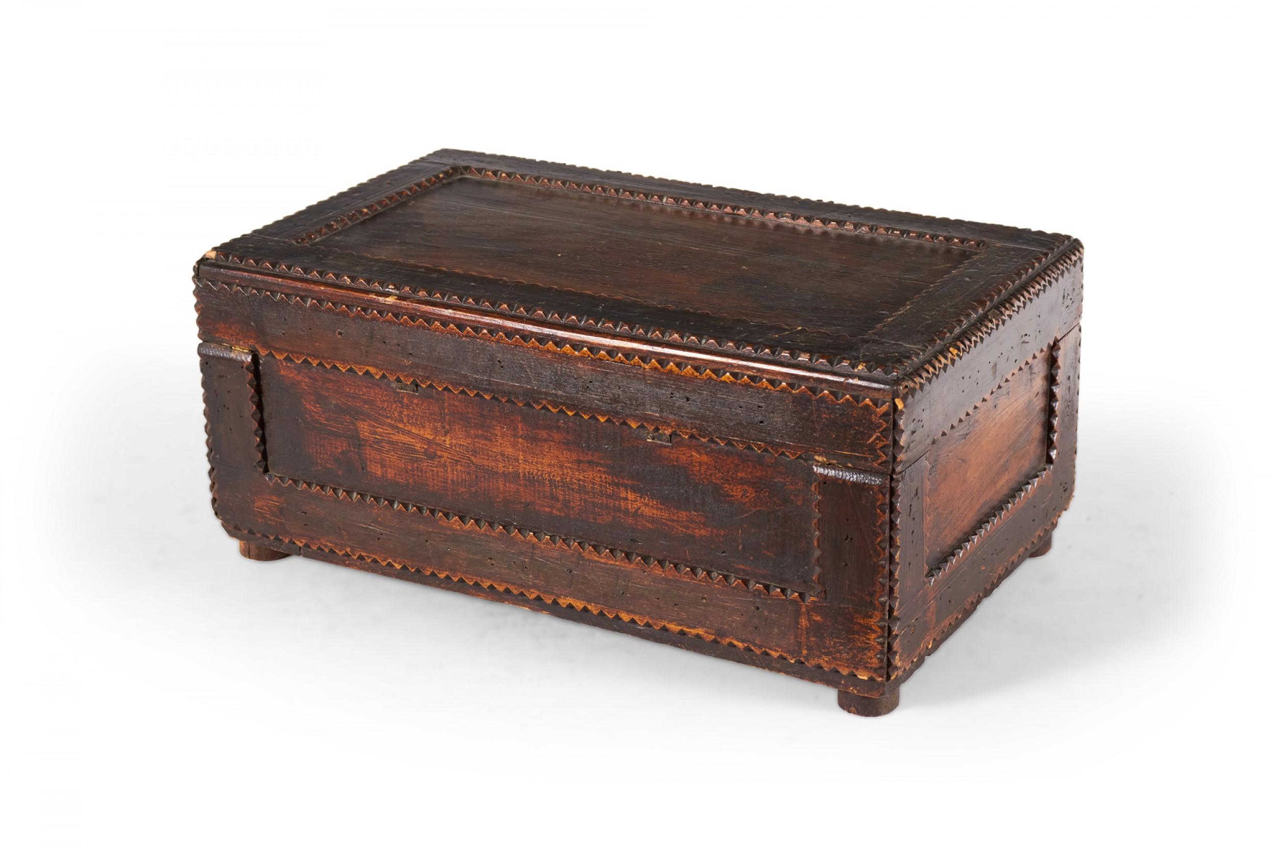 Caja de madera Tramp Art Americano siglo XIX en venta