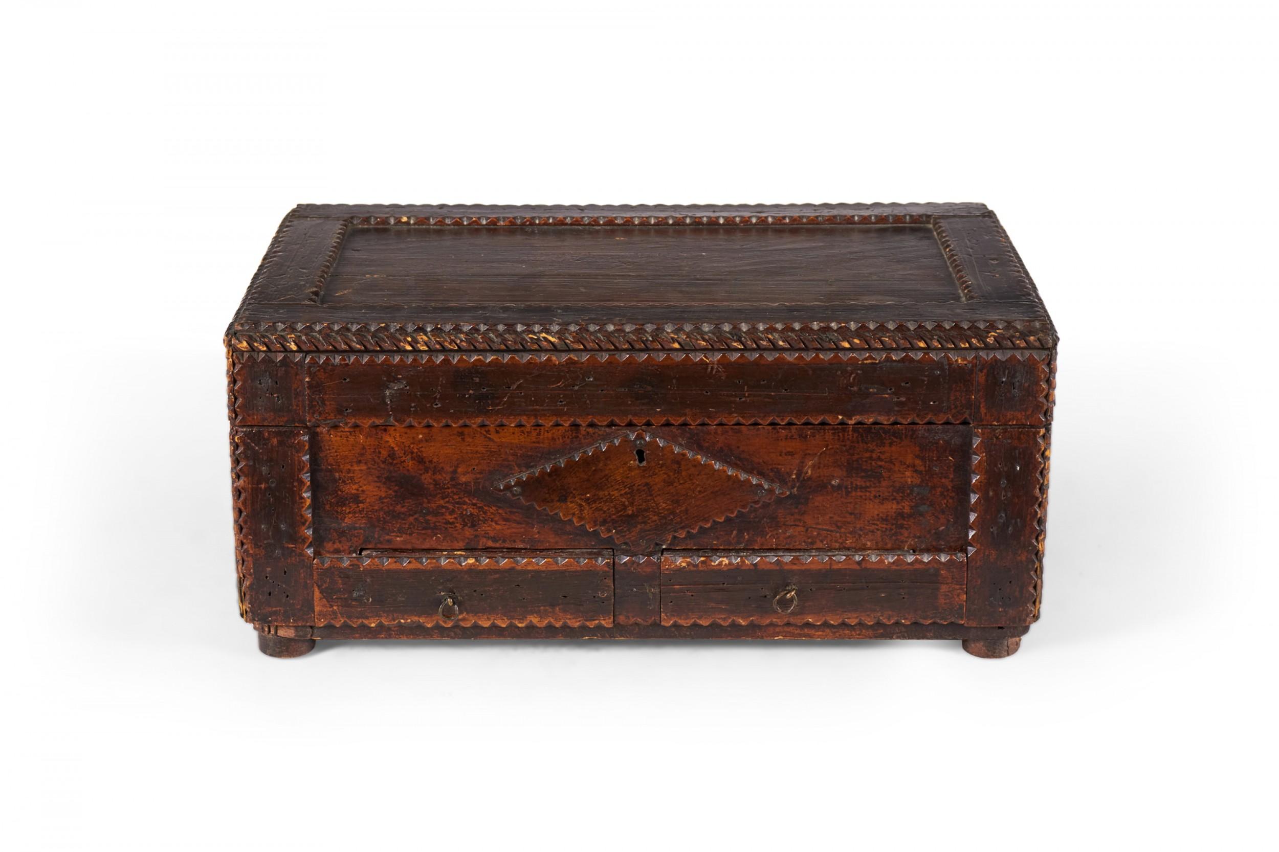 Caja de madera Tramp Art Americano en venta 1