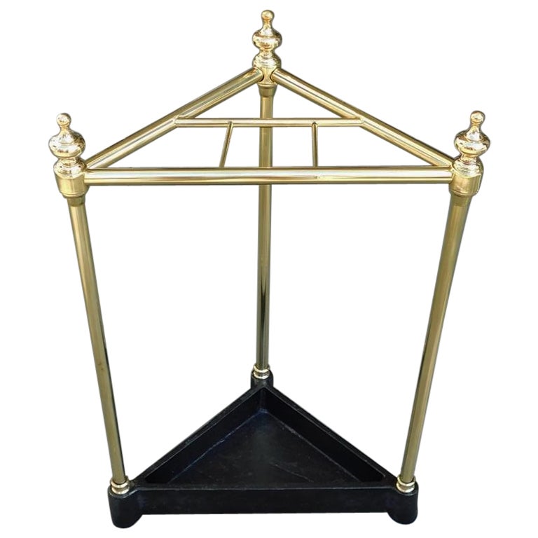 Portaombrelli americano triangolare in ottone e ferro con quattro scanalature, 1880 ca. in vendita