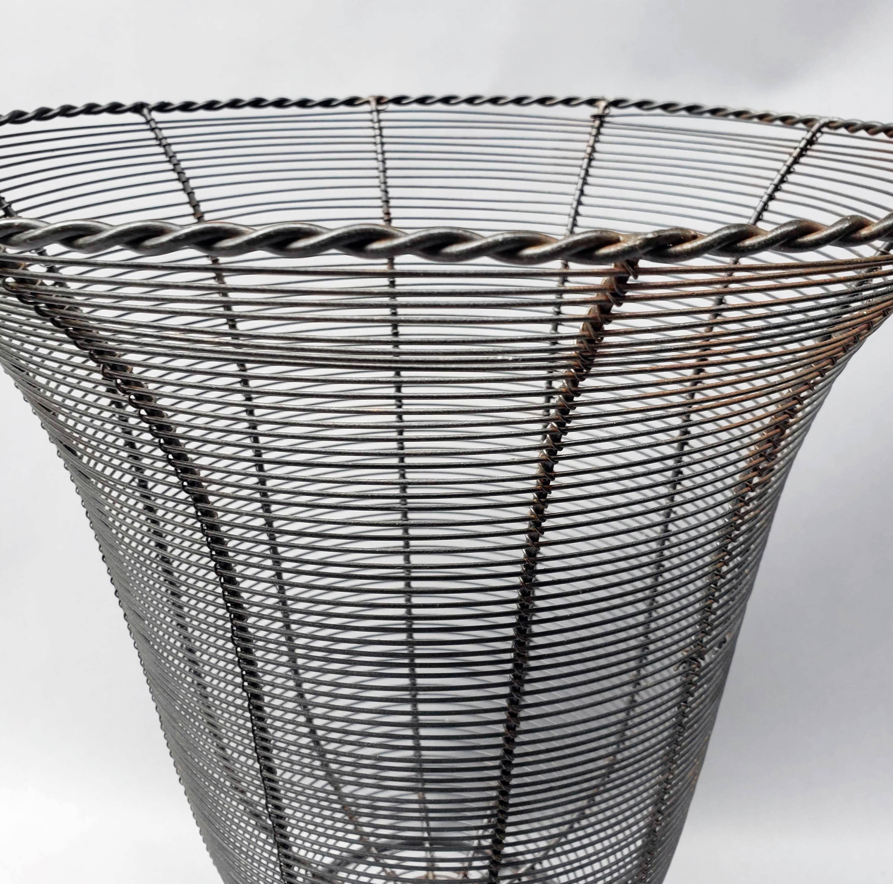American Trumpet-Shaped Garden Wire Basket, 1940s In Excellent Condition For Sale In Downingtown, PA