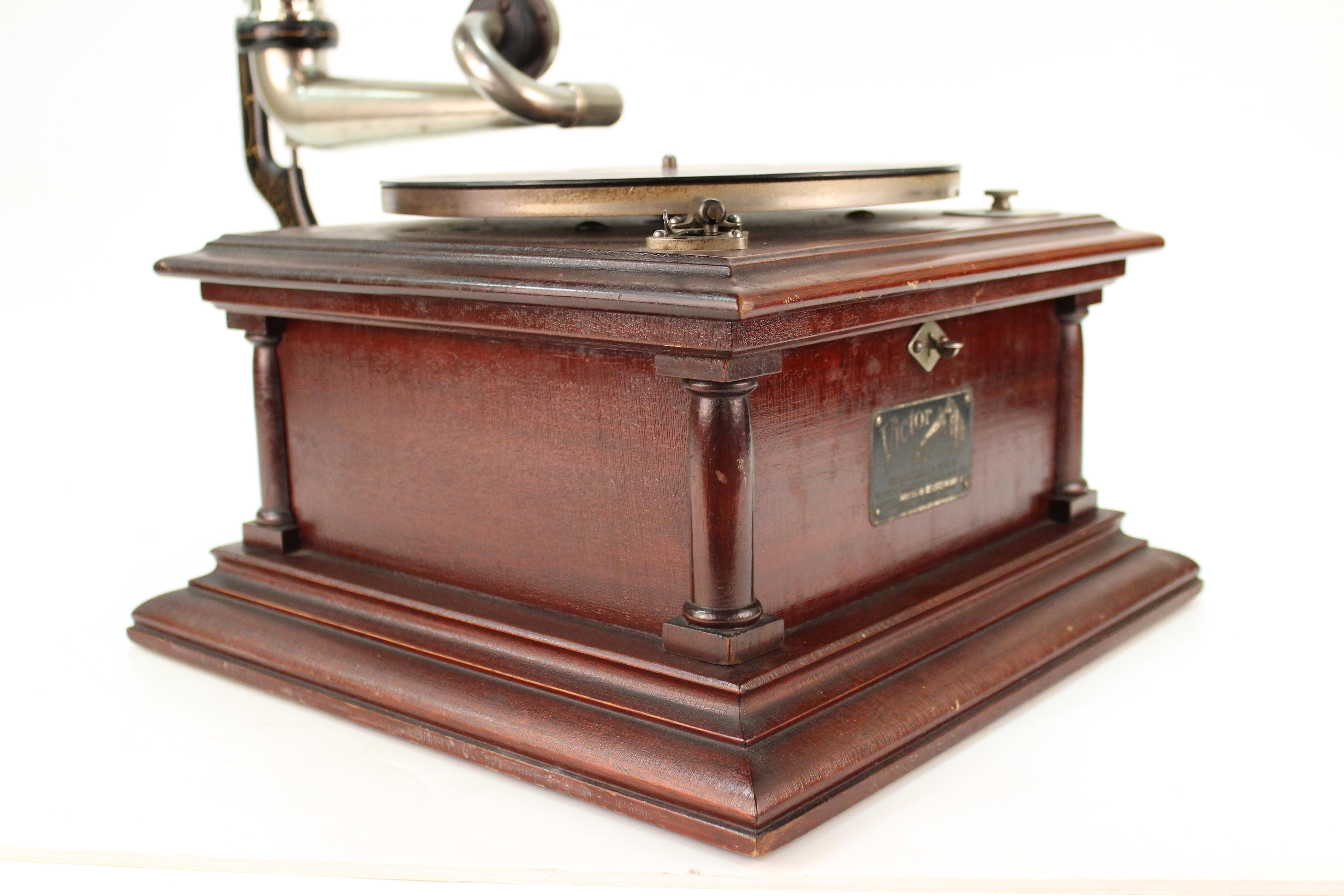 American Victor IV Phonograph in Mahogany 5