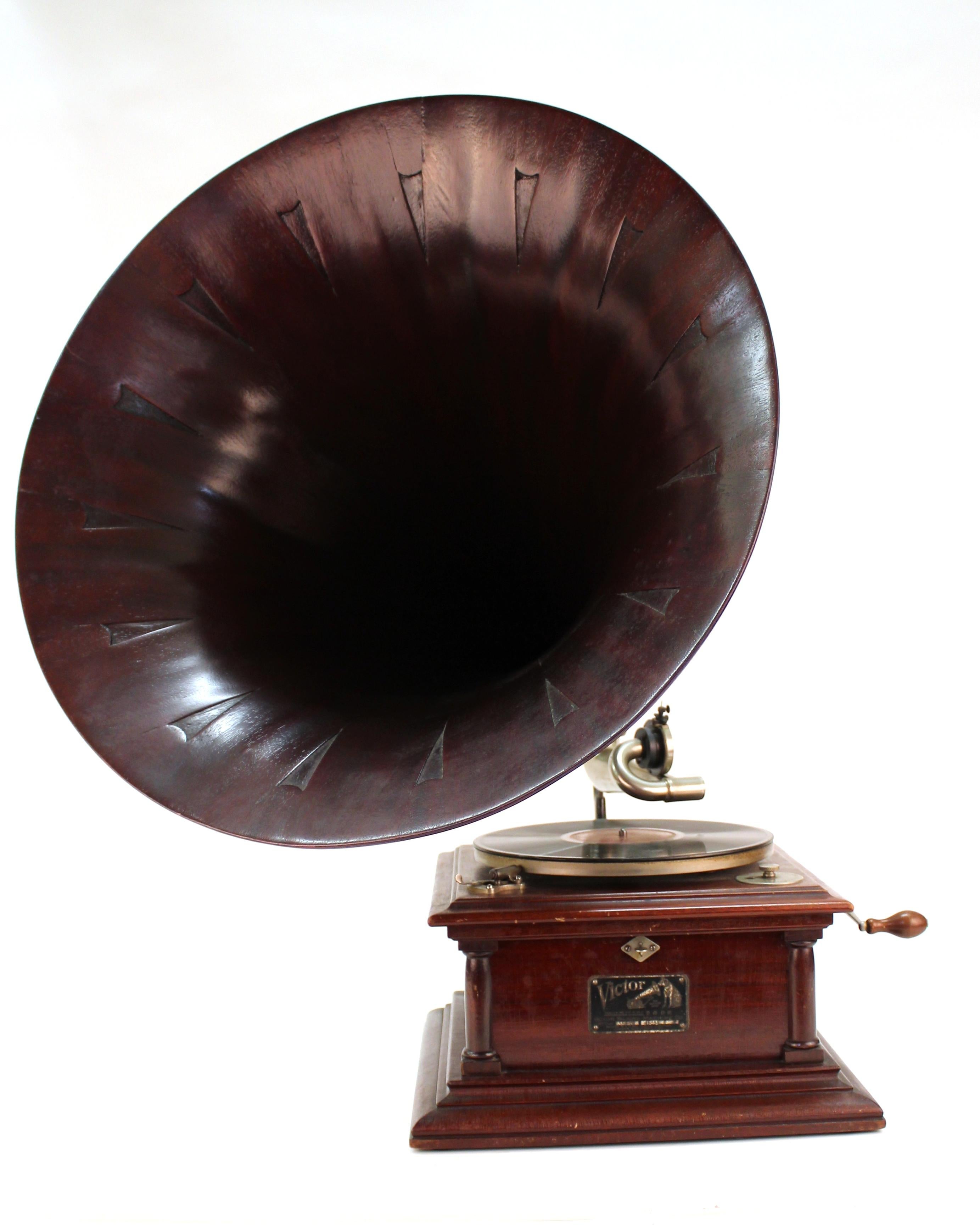 Victor IV phonograph in mahogany, cast iron and nickelled brass, dating from circa 1906-1910, made in the United States by the Victor Phonograph Company. The piece is fully operational and comes with needles and a set of 76 RPM records. Wood and