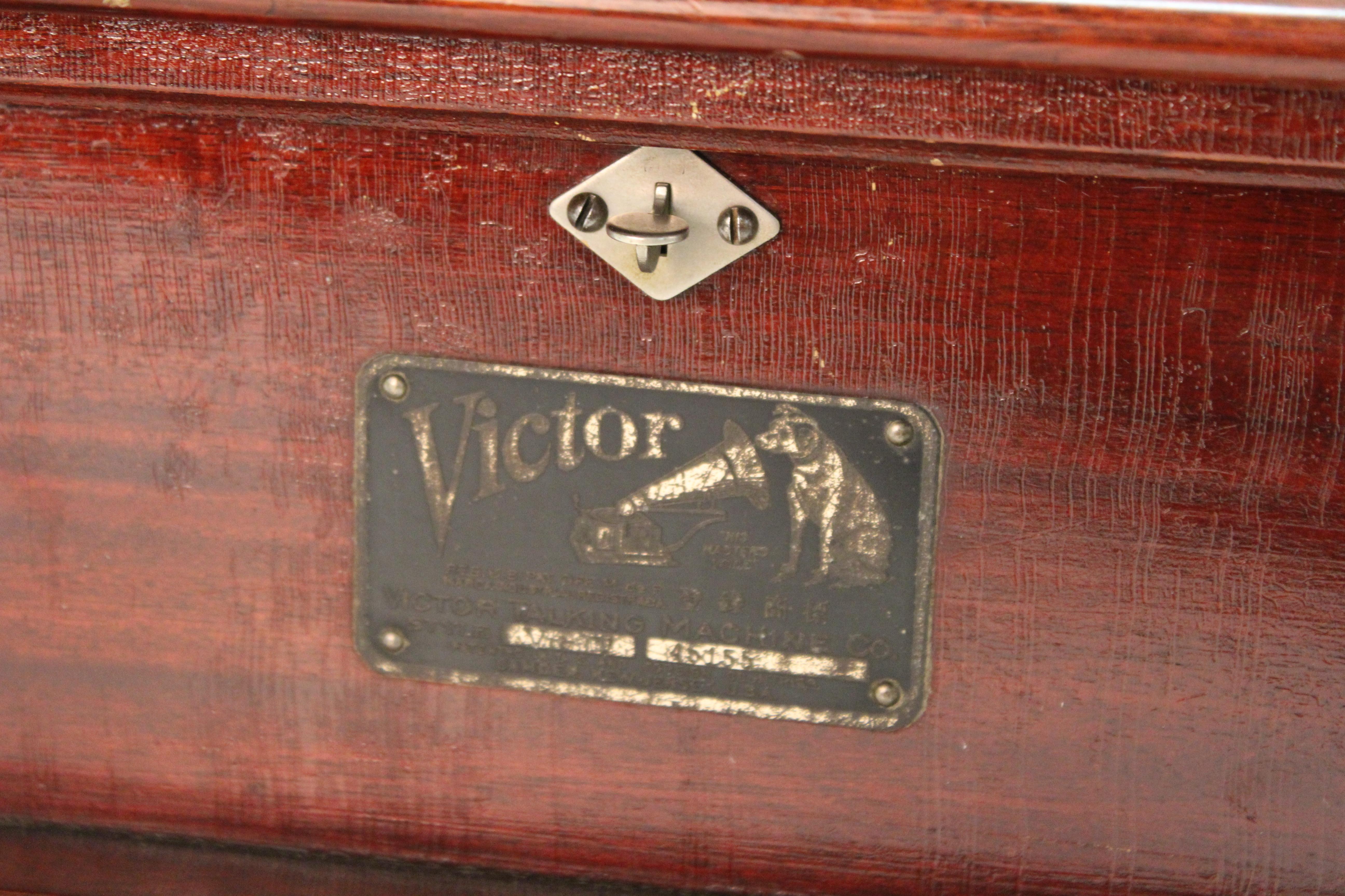 American Victor IV Phonograph in Mahogany In Good Condition In New York, NY