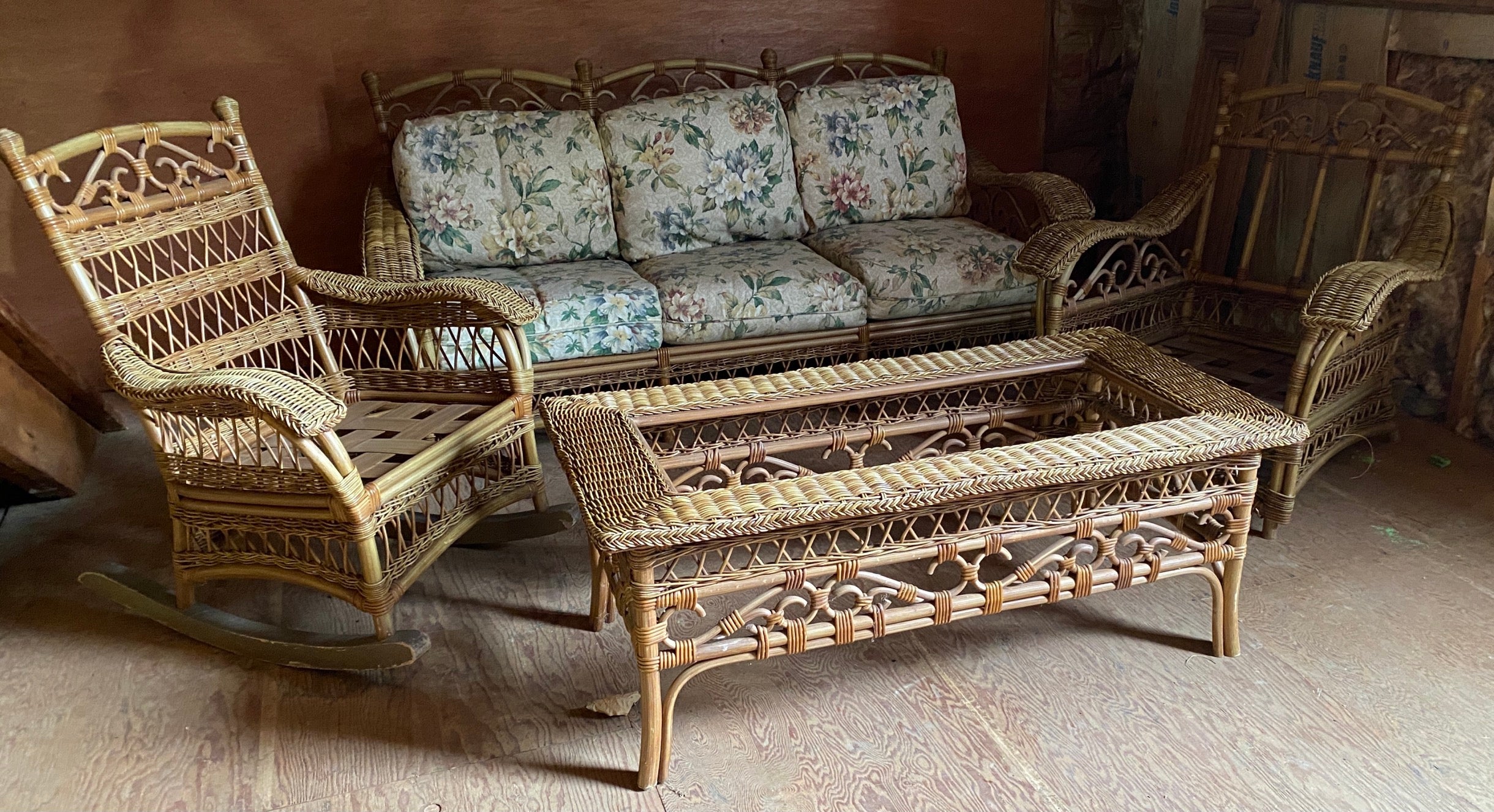 Ein seltener Fund - Ein amerikanischer viktorianischer (5) Stück Weide Veranda Sitzgarnitur einschließlich: Sofa, passende Schaukelstuhl, Sessel mit Ottomane und Glasplatte Couchtisch.
Kissen wie abgebildet nur für Sofa erhältlich. Die Glasplatte