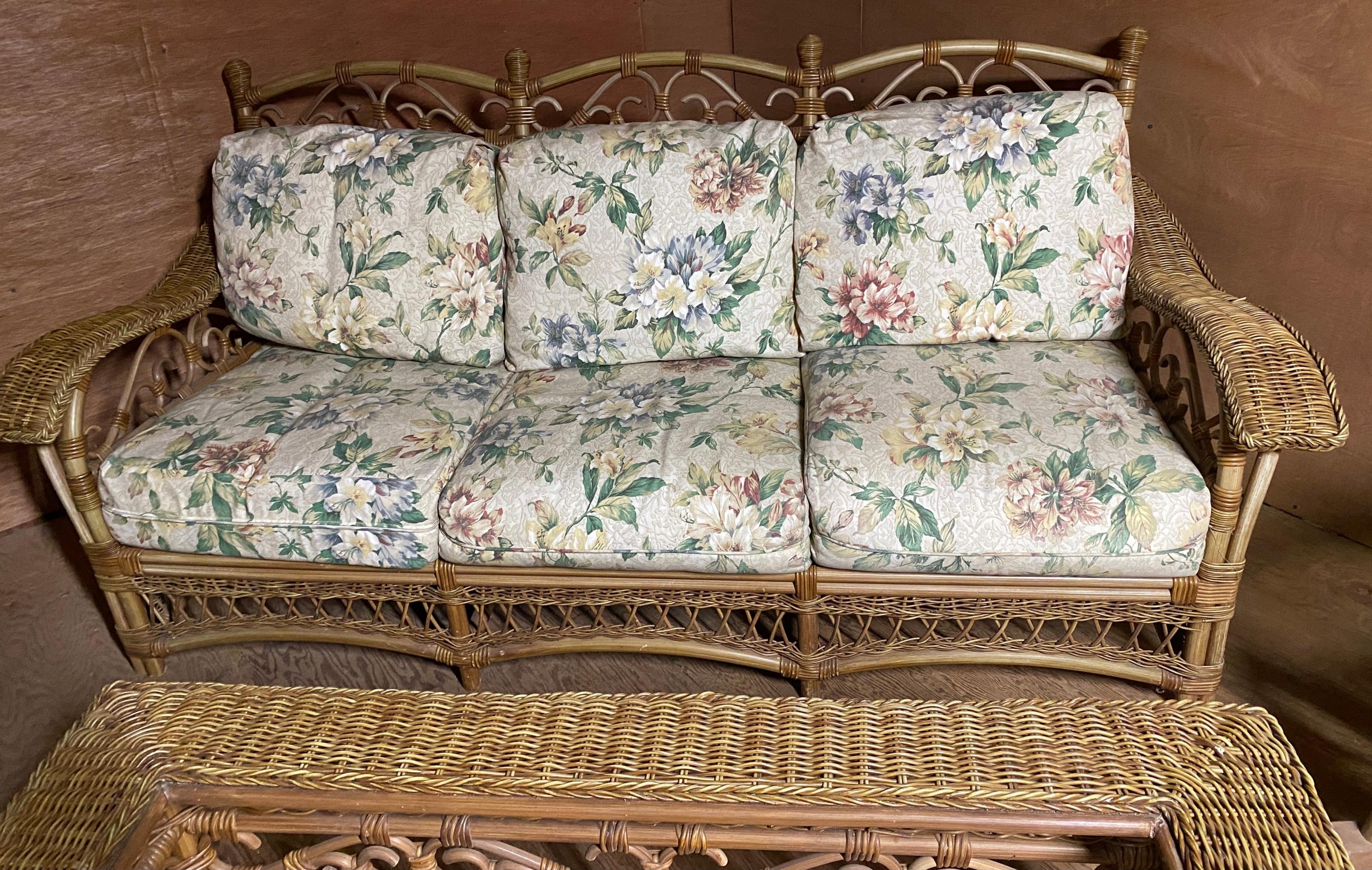 American Victorian 5 Piece Wicker Porch Seating Ensemble In Good Condition For Sale In Sheffield, MA