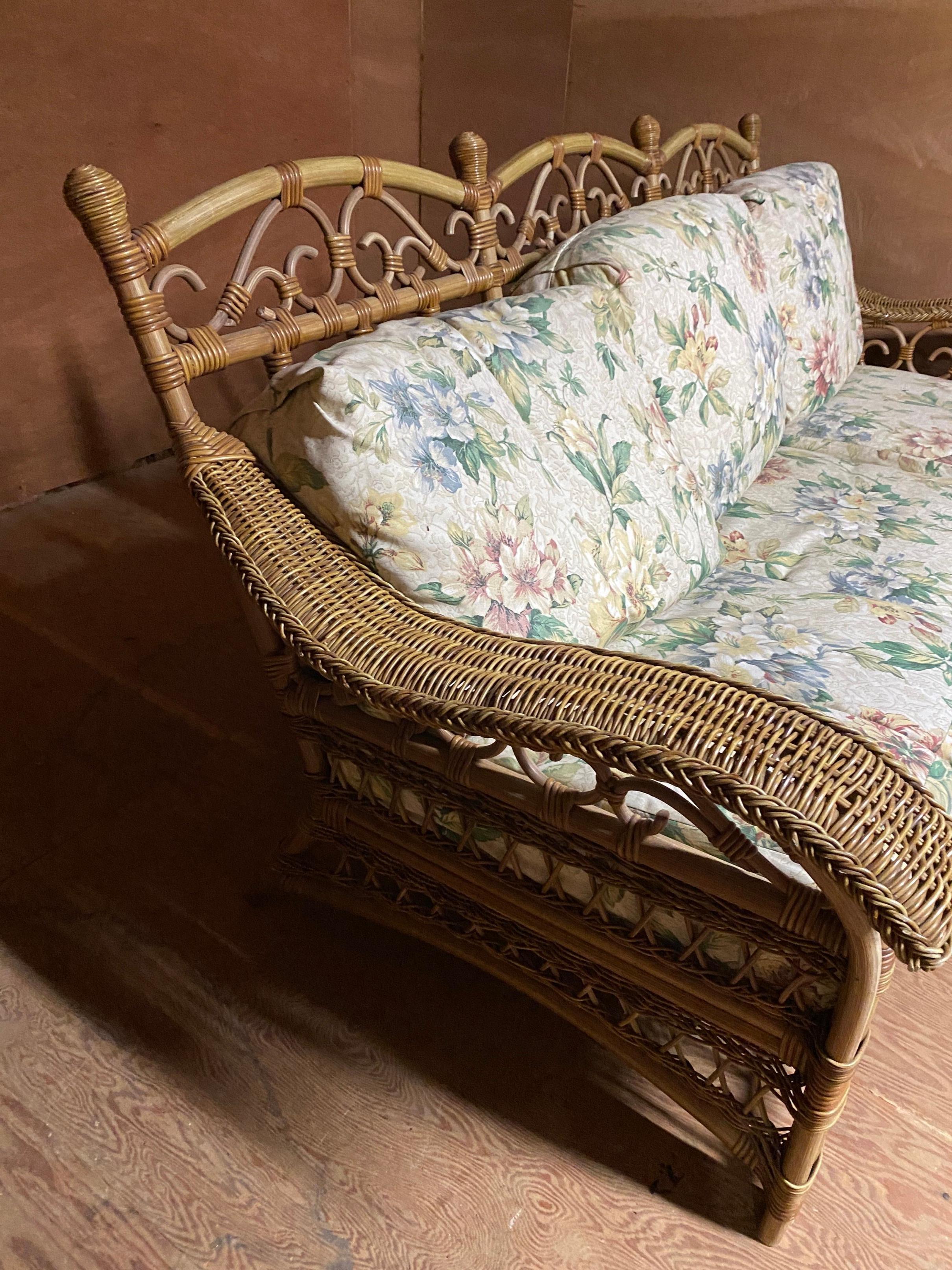 American Victorian 5 Piece Wicker Porch Seating Ensemble For Sale 2