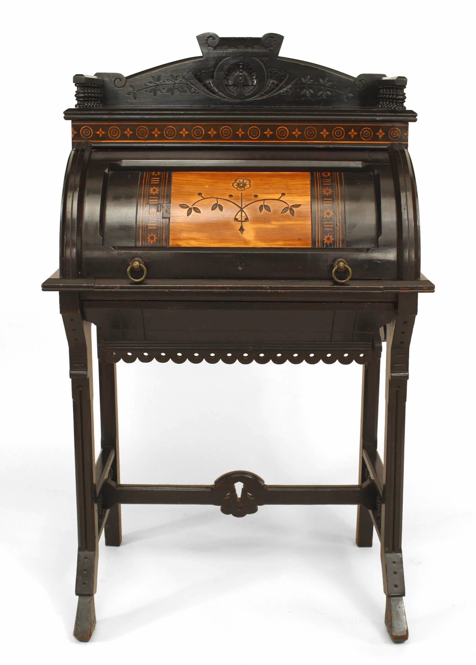 Amerikanischer, viktorianischer Damentisch mit ebonisiertem Rolltop, oberem Teil mit Galerieplatte und Läufersockel mit unterer Schublade und eingelegter und eingeschnittener Verzierung (im Stil von HERTER BROS).
