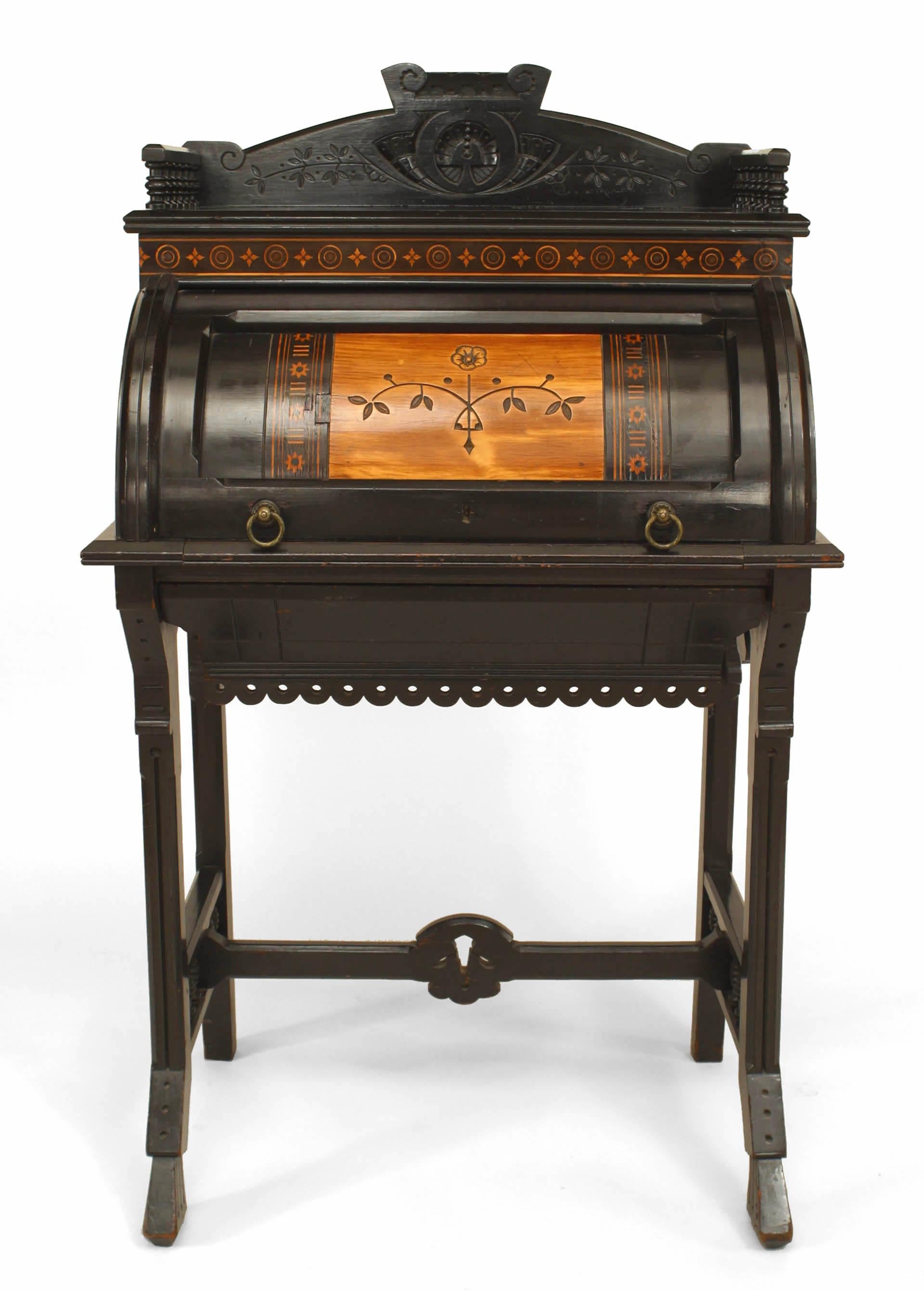 Bureau de dame de l'American Victorian Aesthetic Movement en ébénisterie avec section supérieure à galerie et base à traverse avec tiroir inférieur et garniture incisée et incrustée (dans le style de HERTER BROS).
