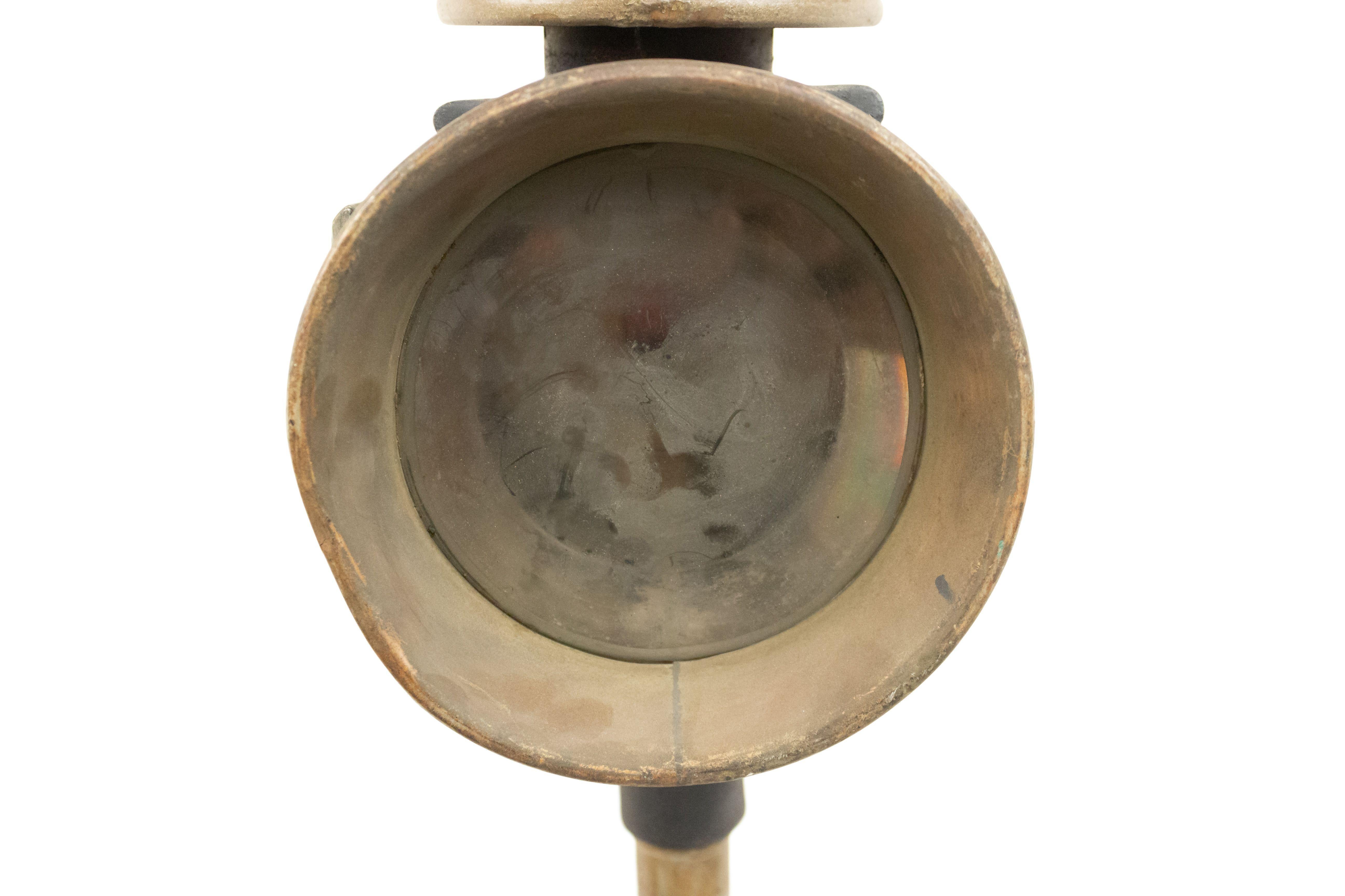 Amerikanische viktorianische Kutschenlampe mit runder Glasfront, schwarz lackiert und Messing.