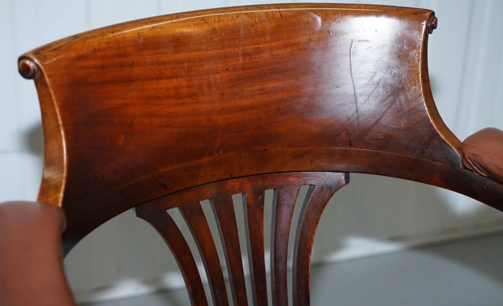 Sculpté à la main Chaise de bureau victorienne en cuir brun pour capitaine:: avec cadre pivotant original