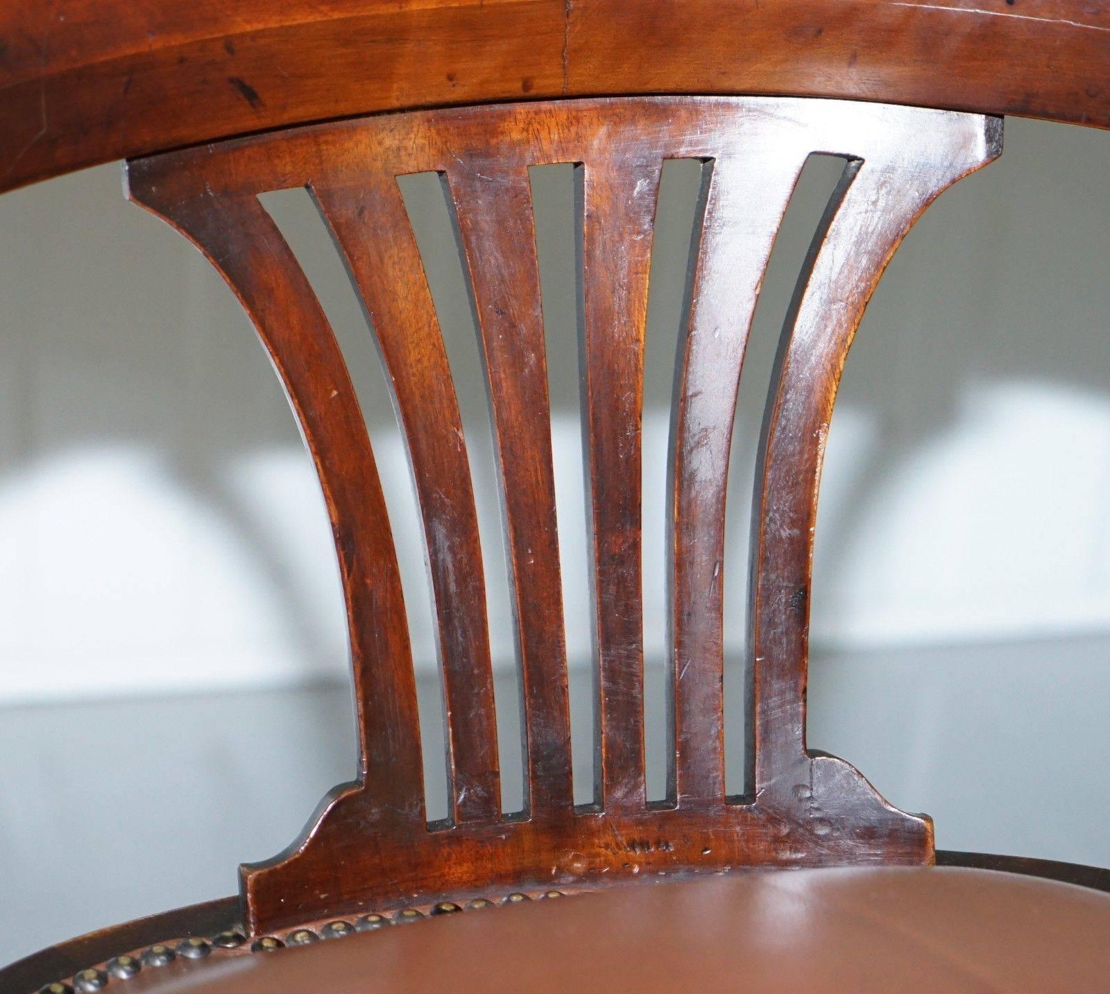 XIXe siècle Chaise de bureau victorienne en cuir brun pour capitaine:: avec cadre pivotant original