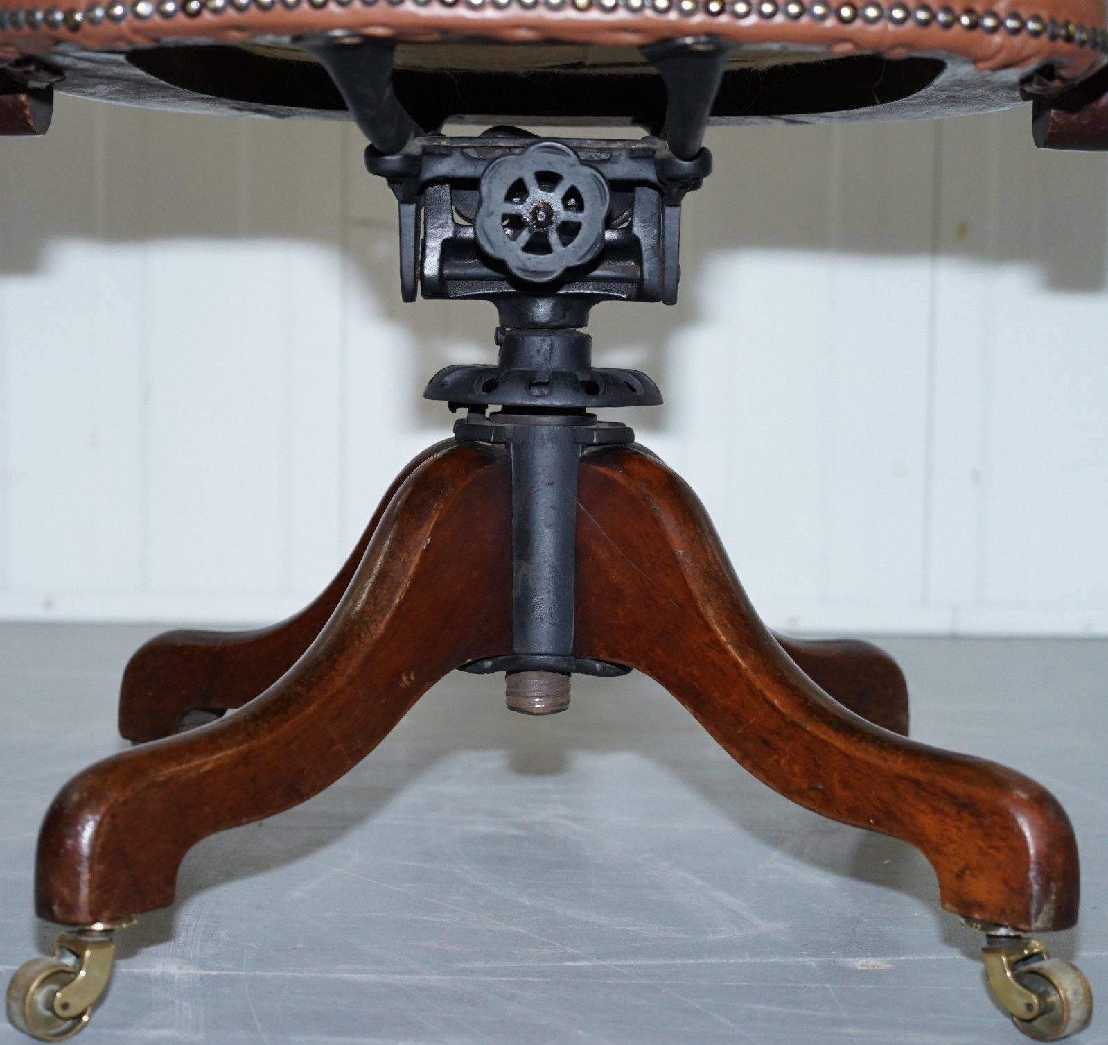 Cuir Chaise de bureau victorienne en cuir brun pour capitaine:: avec cadre pivotant original
