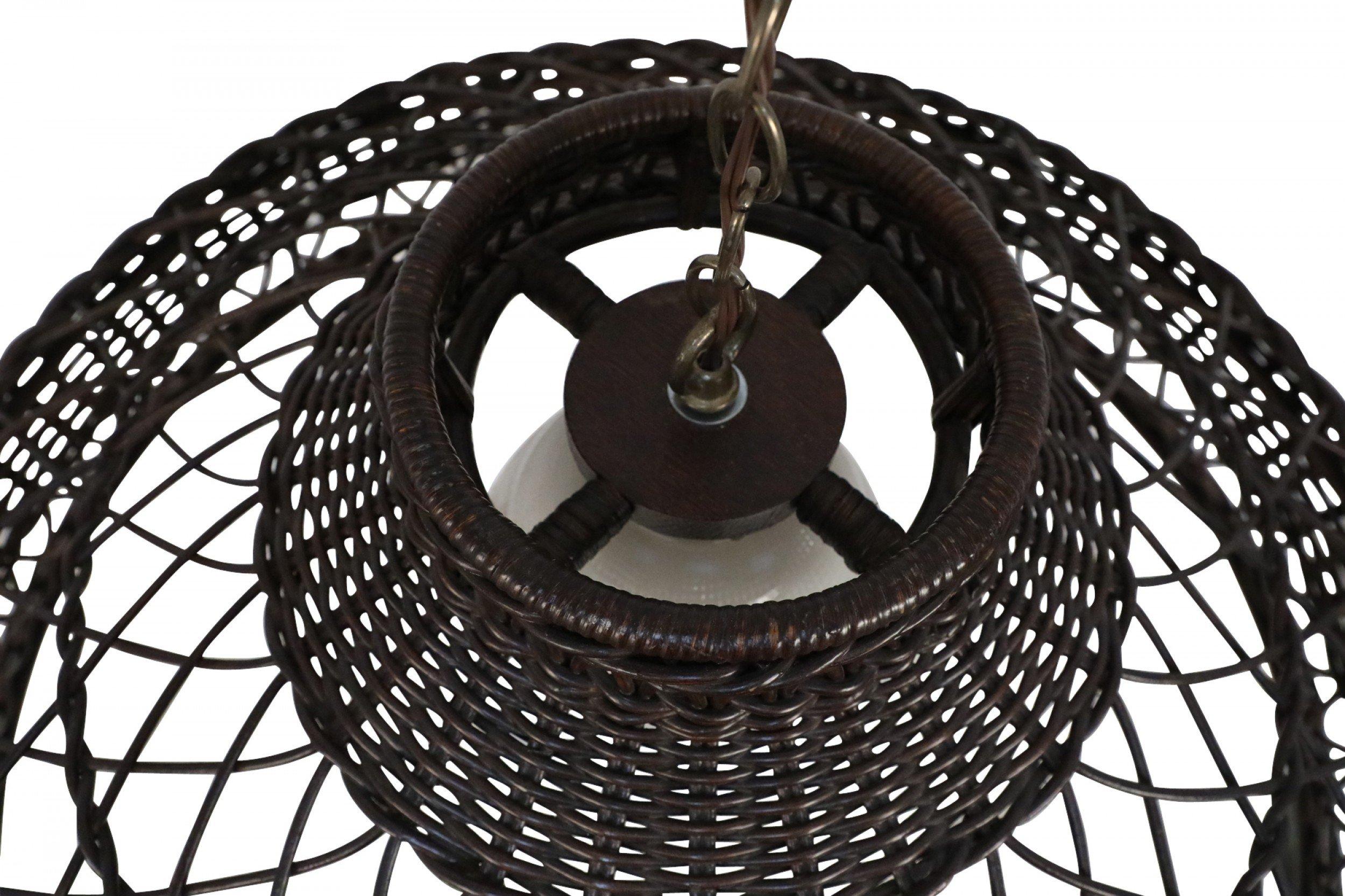Satinato Lampadario vittoriano americano in vimini marrone in vendita