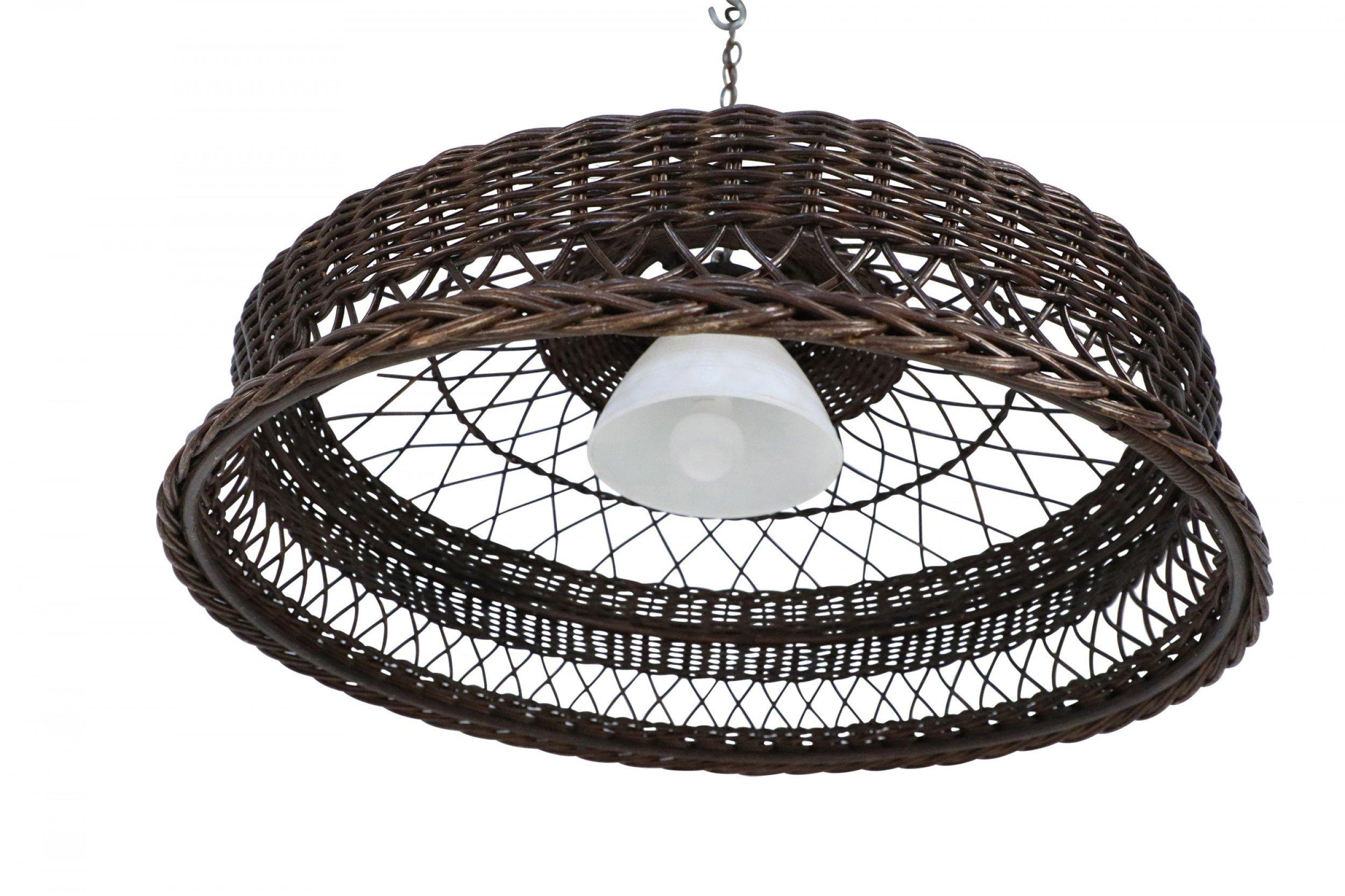 Lampadario vittoriano americano in vimini marrone In condizioni buone in vendita a Queens, NY