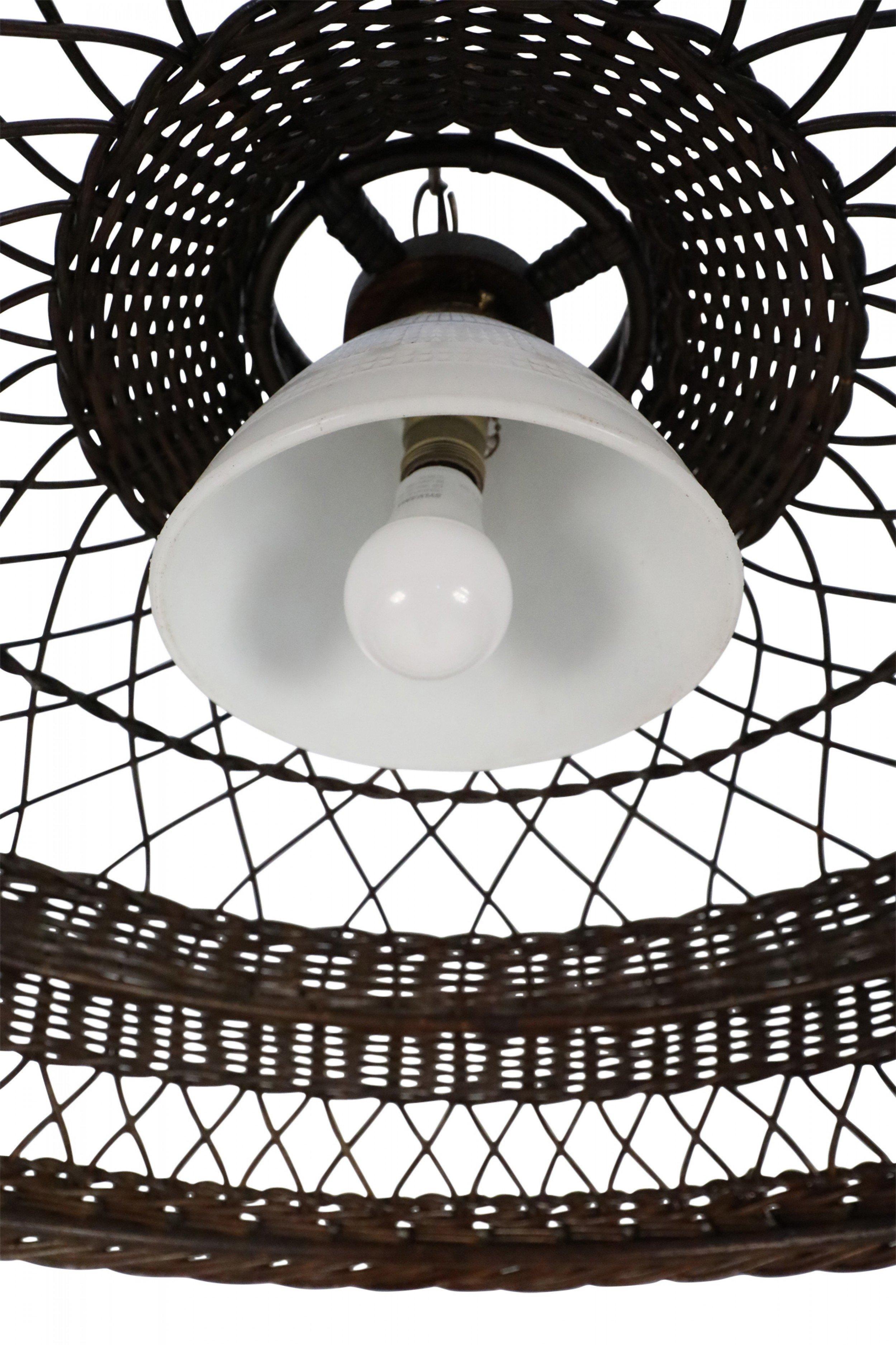 Lampadario vittoriano americano in vimini marrone in vendita 1