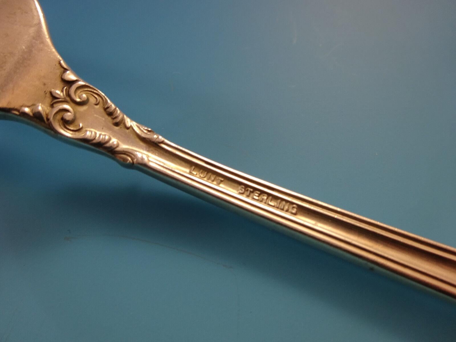 Set di posate in argento AMERICAN VICTORIAN BY LUNT - 40 pezzi. Questo set comprende:

8 COLTELLI, 8 3/4