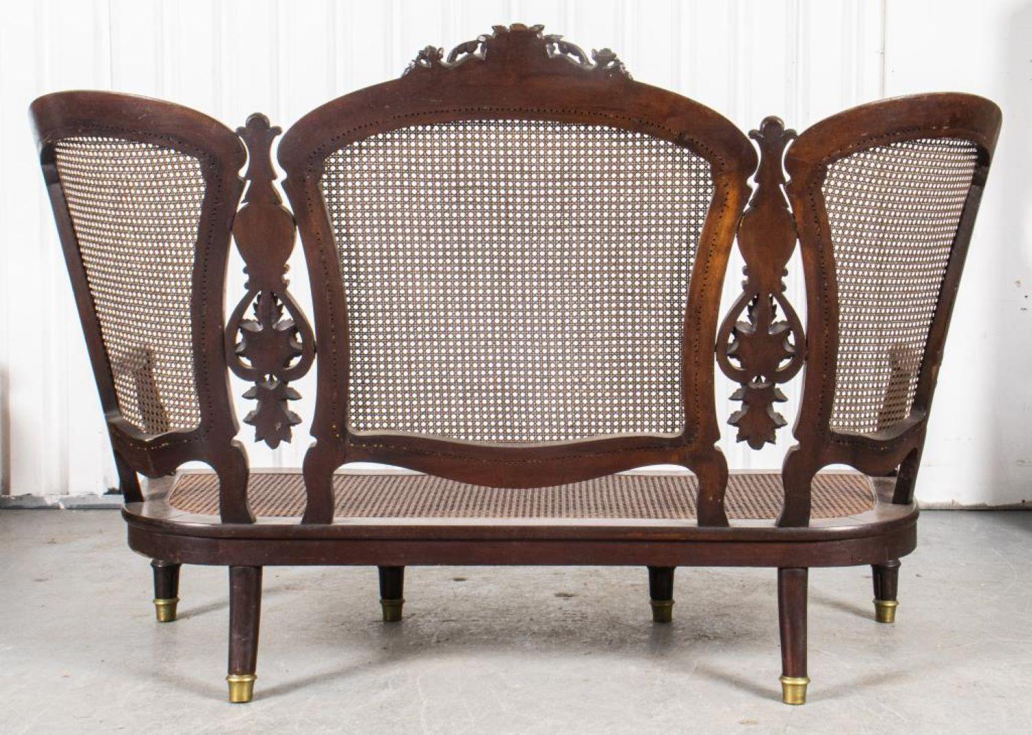 American Victorian Carved Wood Caned Settee In Good Condition In New York, NY