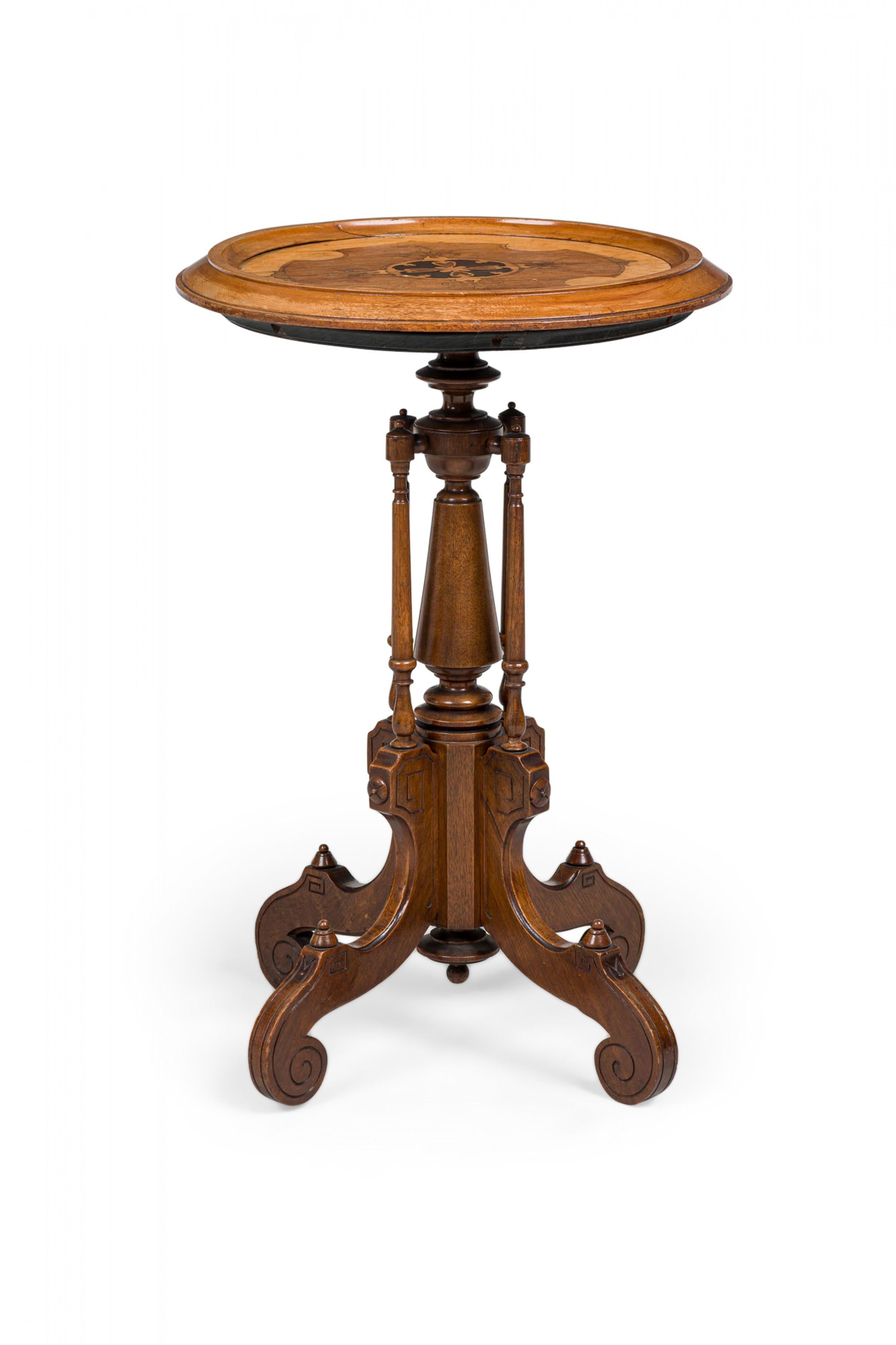 Table d'appoint/plante en bois sculpté de l'époque victorienne américaine, avec un plateau mouluré présentant un médaillon central en marqueterie avec un grain contrasté, reposant sur une tige tournée avec 4 supports perpendiculaires et des pieds en