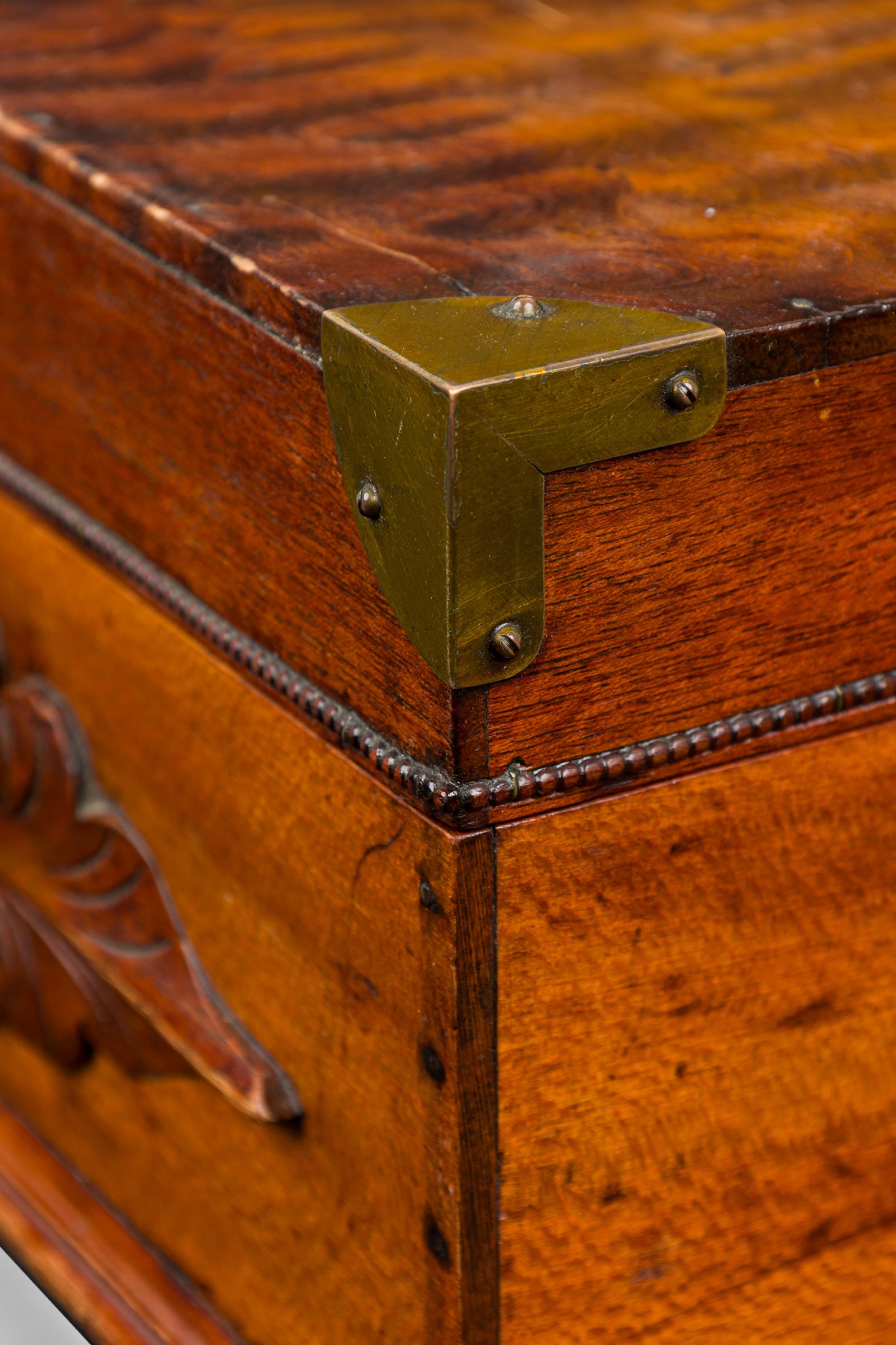 Boîte en bois marron de style victorien américain en vente 3