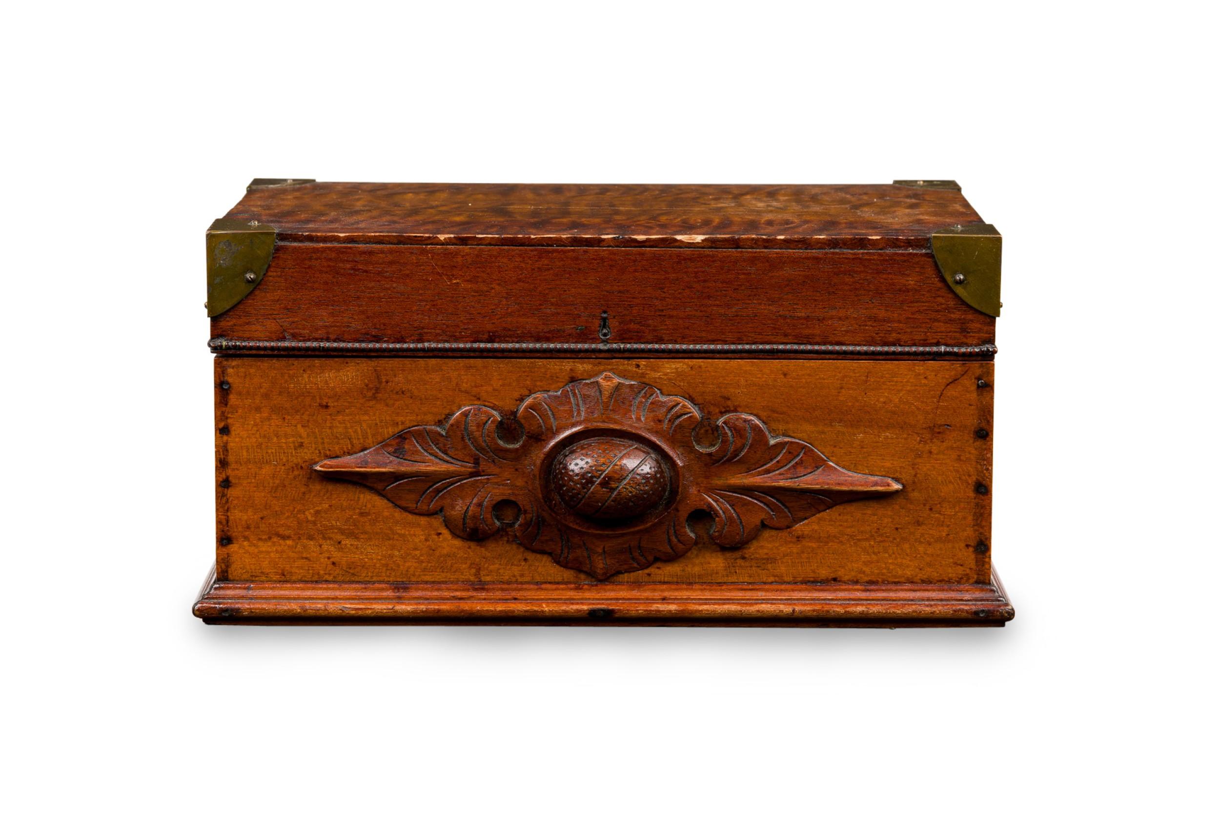 Boîte en bois de style victorien américain avec quatre coins en laiton et une façade florale sculptée