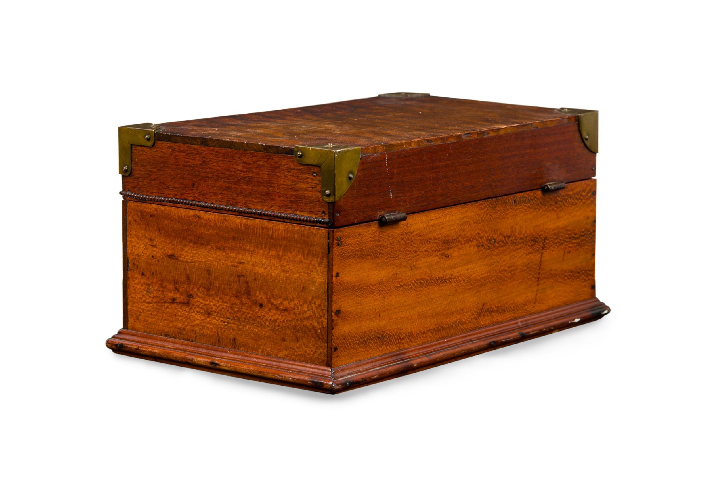 Américain Boîte en bois marron de style victorien américain en vente