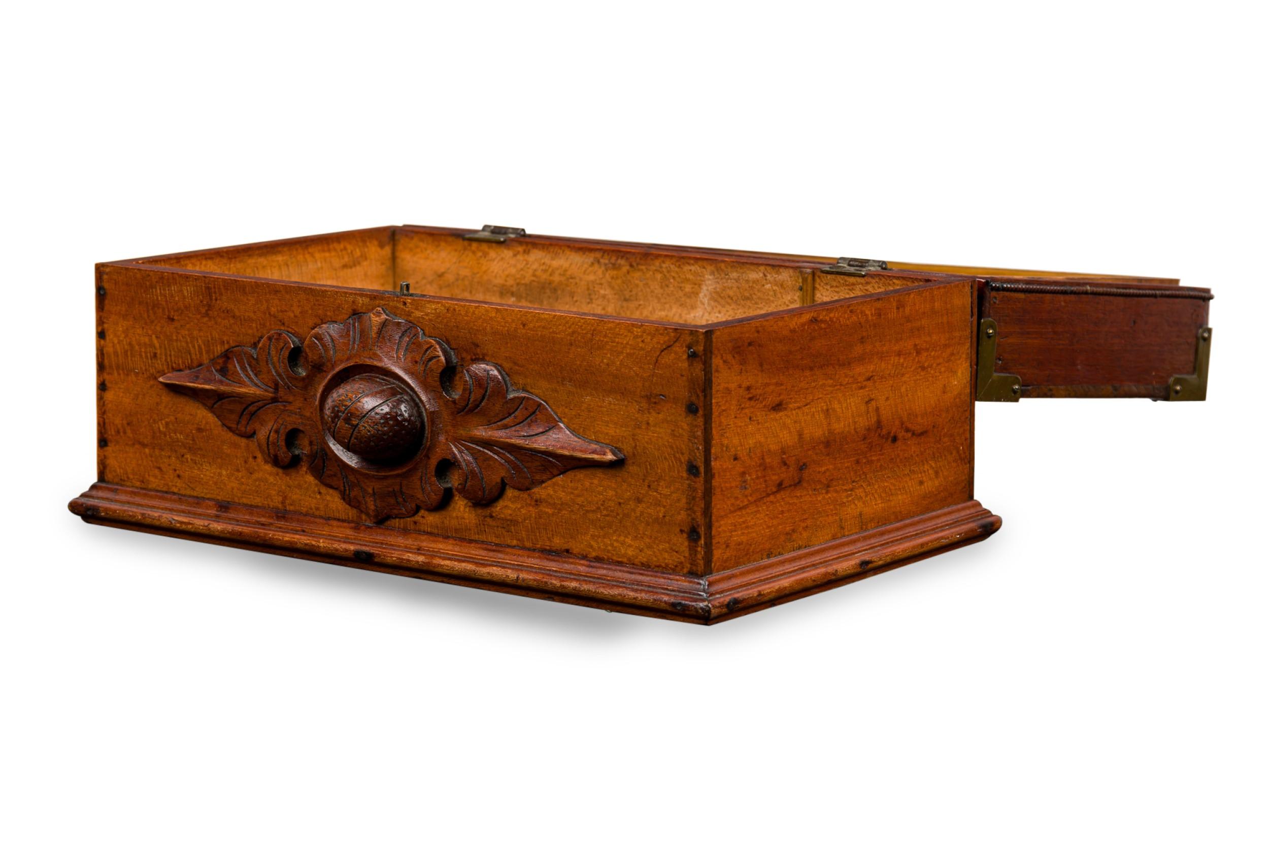 Boîte en bois marron de style victorien américain Bon état - En vente à Queens, NY