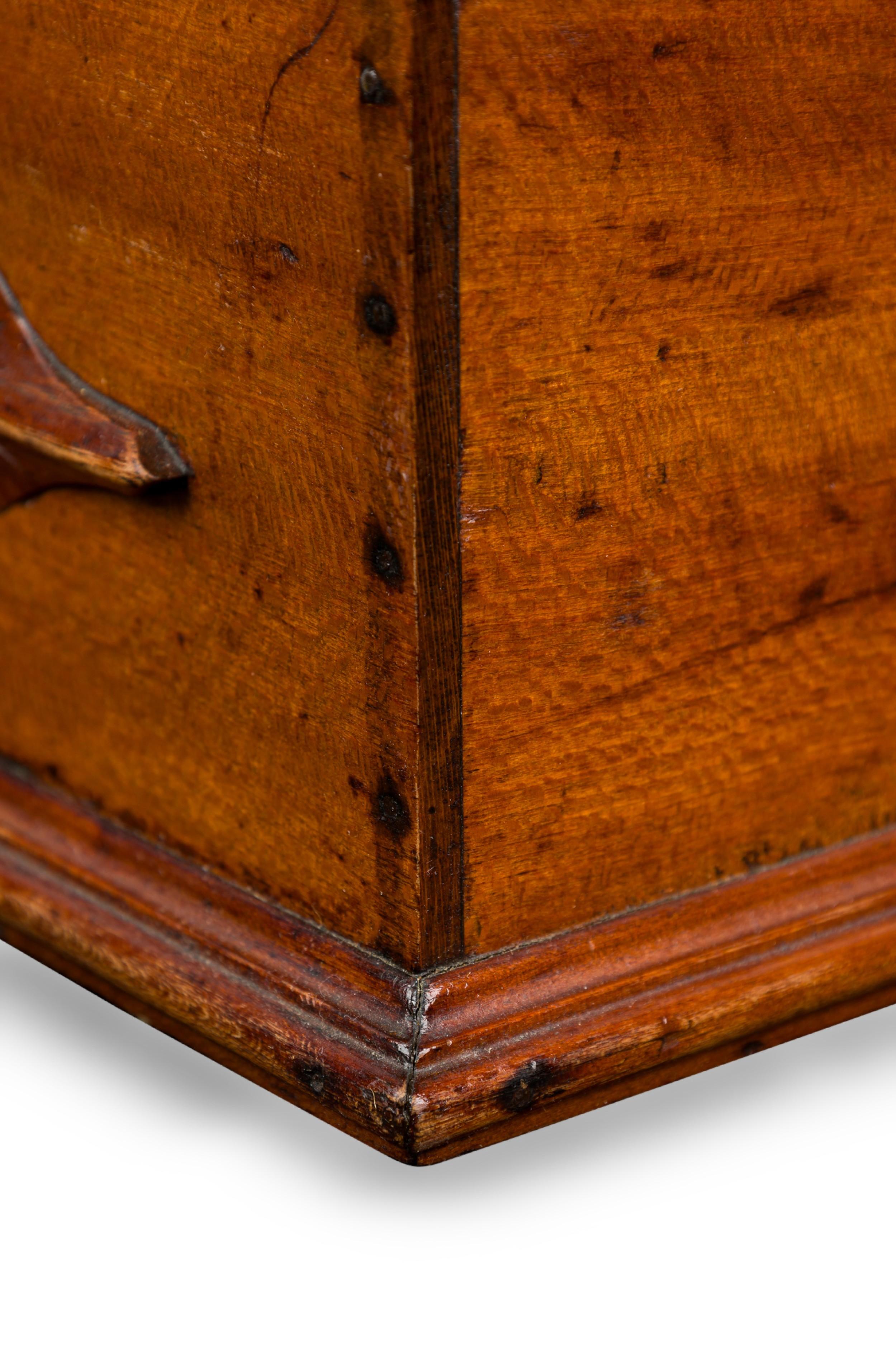 Laiton Boîte en bois marron de style victorien américain en vente