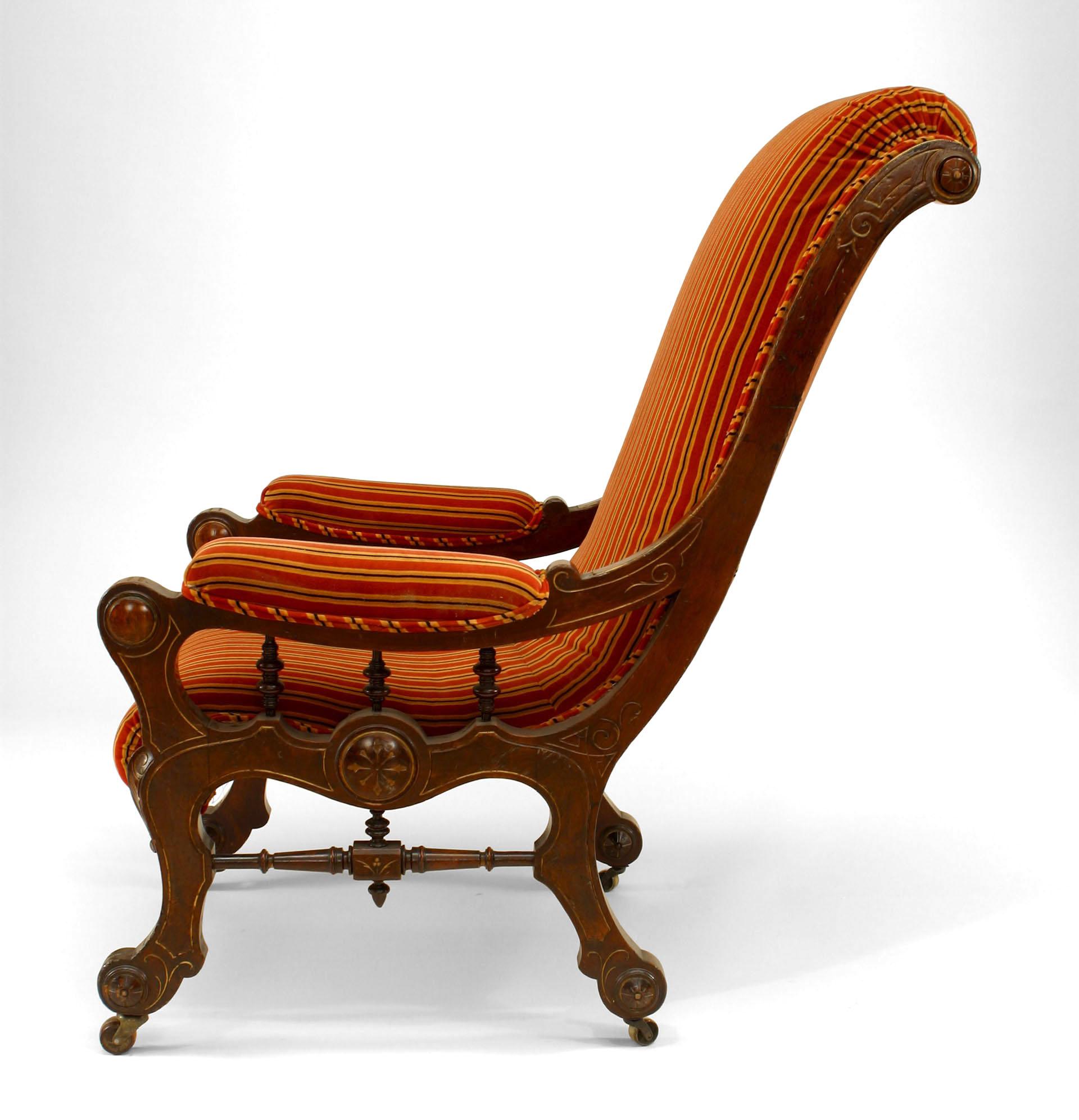 Hostatter Amerikanischer viktorianischer Eastlake-Sessel mit geschwungener Rückenlehne aus Nussbaumholz (amerikanisch) im Angebot