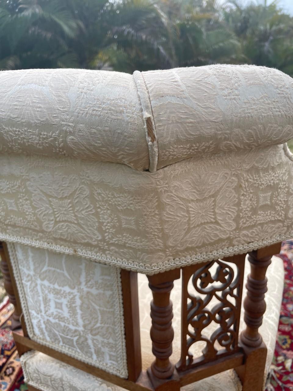 Chaise tapissée américaine Victorienne Eastlake 19ème siècle. en vente 4