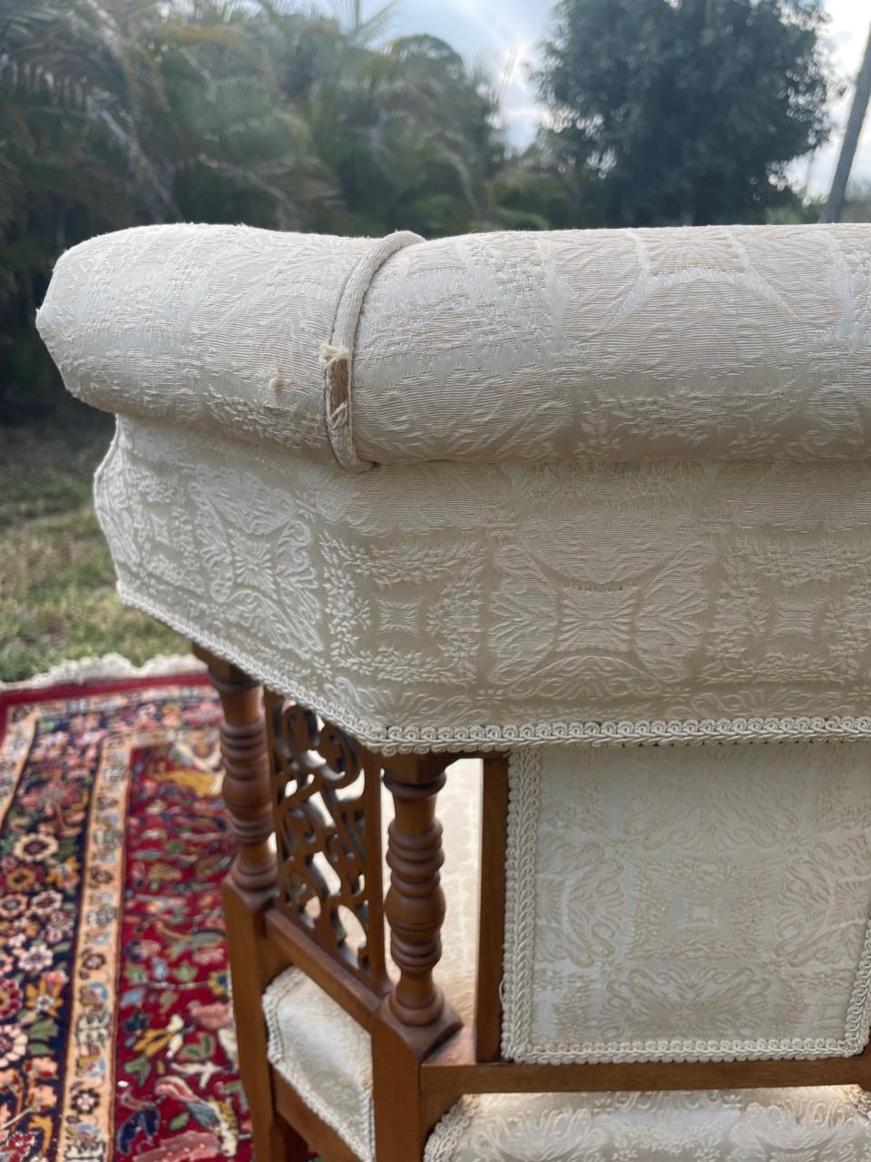 Chaise tapissée américaine Victorienne Eastlake 19ème siècle. en vente 5