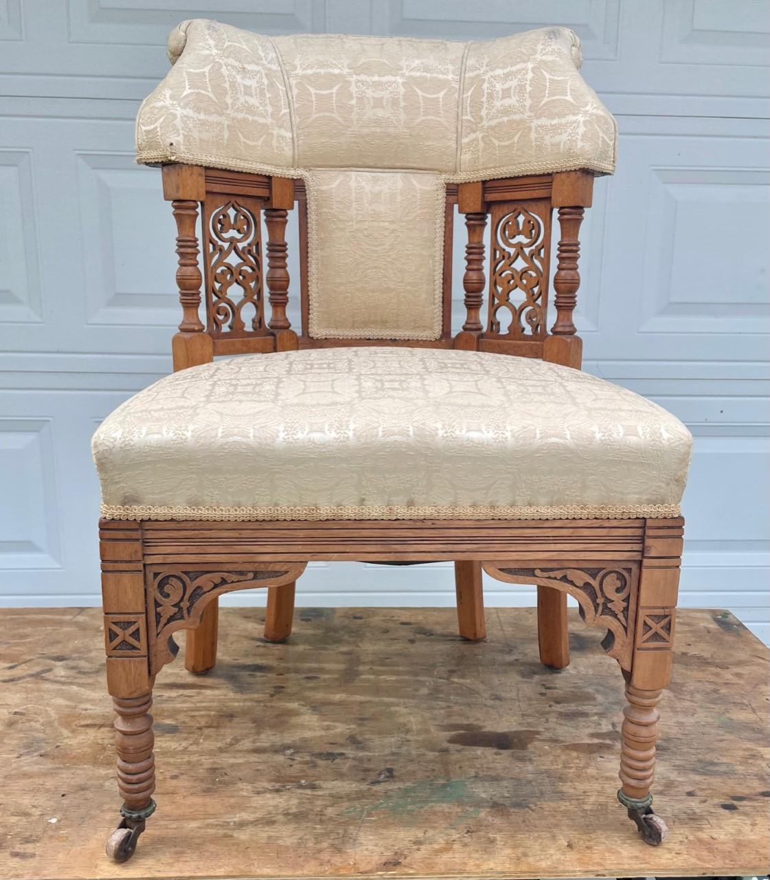 Sculpté Chaise tapissée américaine Victorienne Eastlake 19ème siècle. en vente