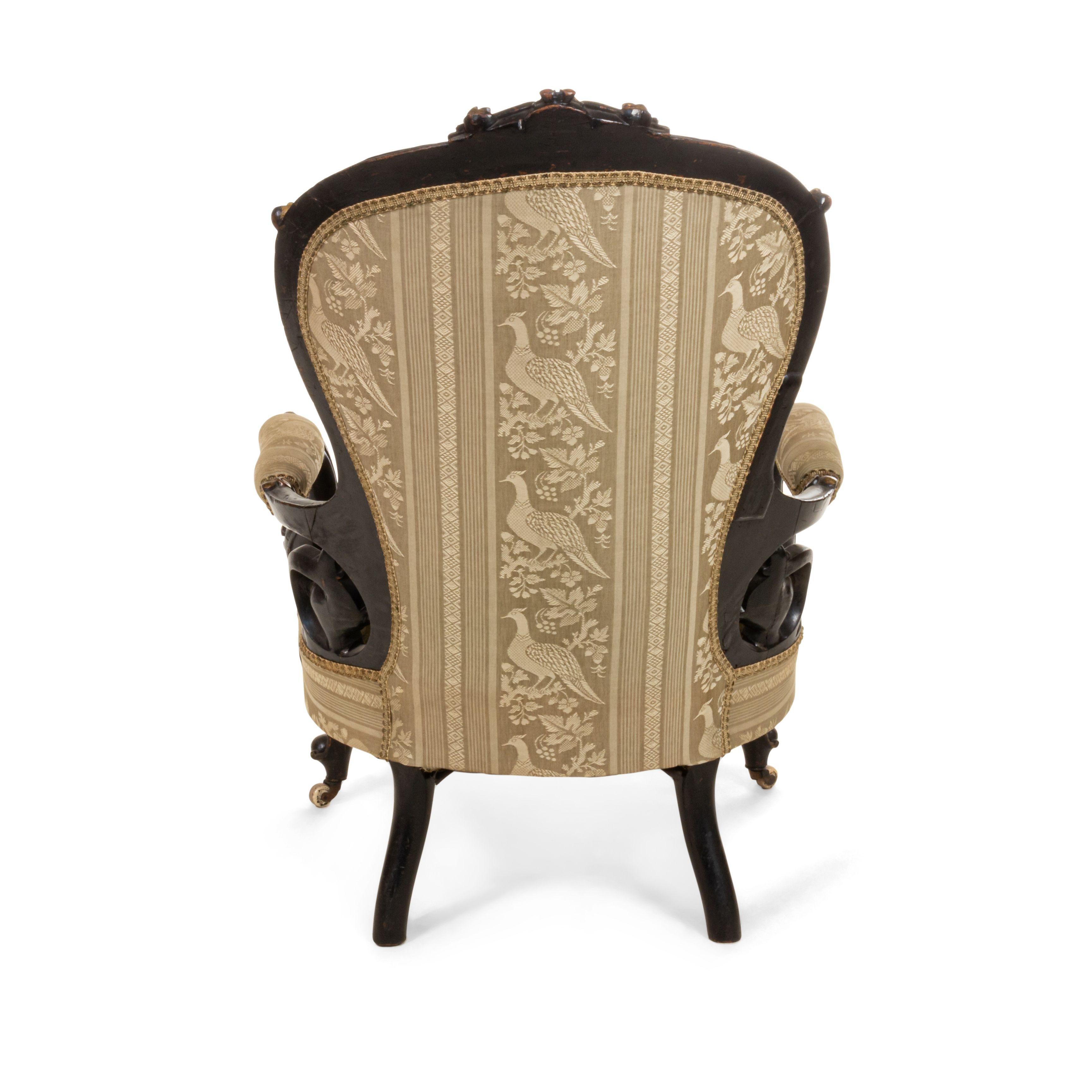 Sillón victoriano americano ebonizado y ribeteado en oro con motivos florales tallados y tapicería de rayas verdes

Ligeras manchas en la tapicería.
