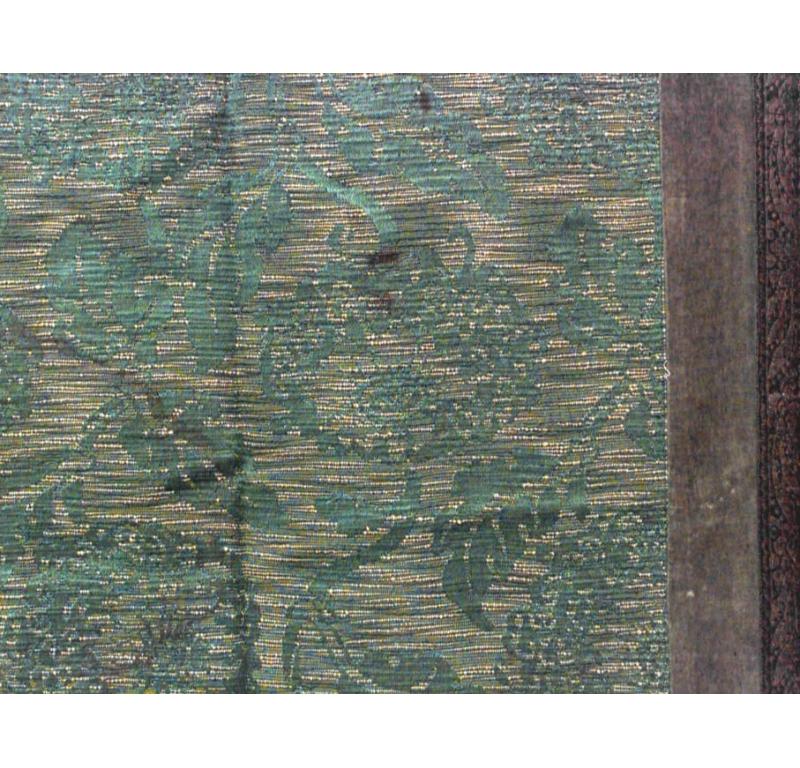 Housse de table victorienne américaine en soie verte avec motif floral et bordure en velours.

Condition : (Condition antique.  Une petite déchirure sur un bord).