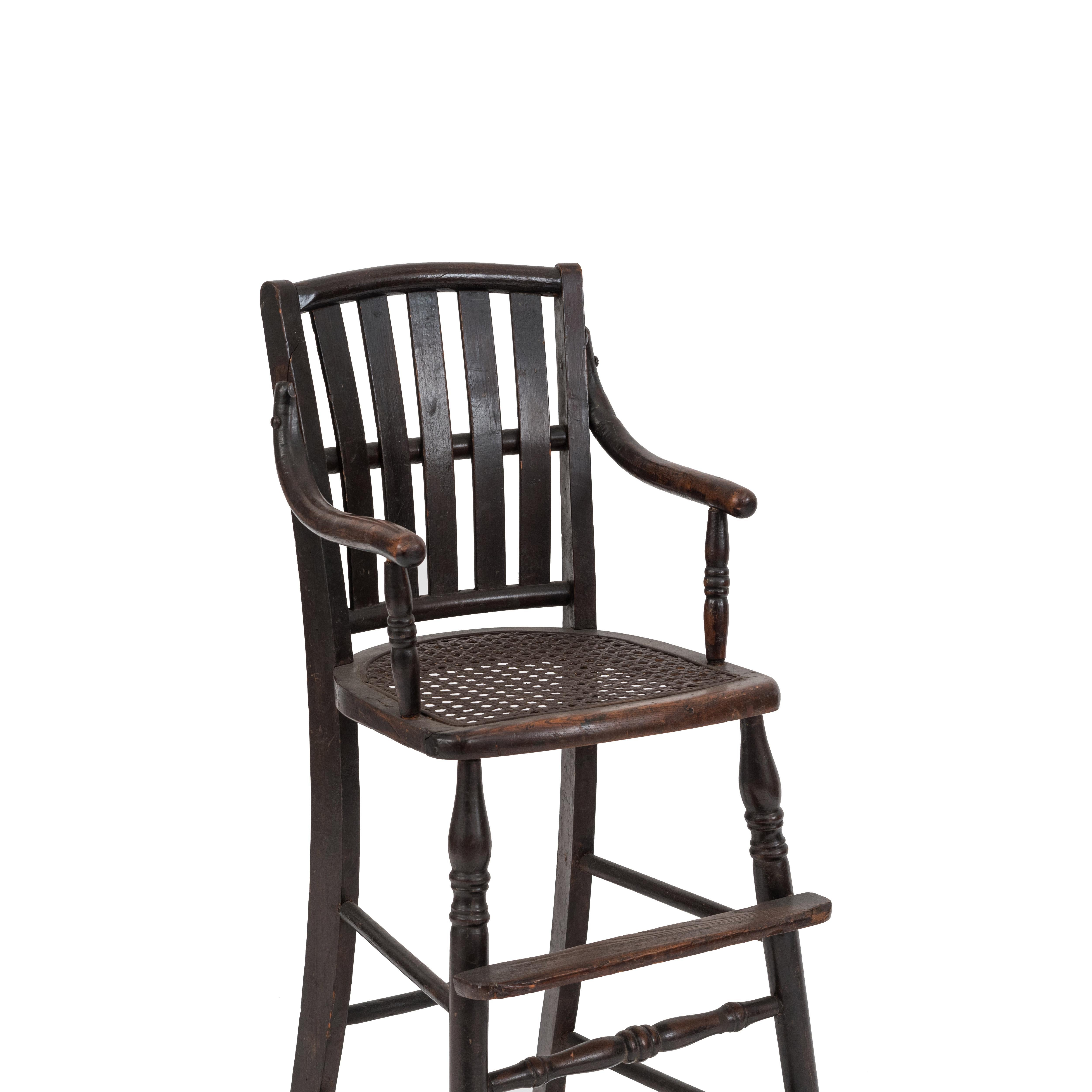 American Victorian High Chair In Good Condition For Sale In Queens, NY