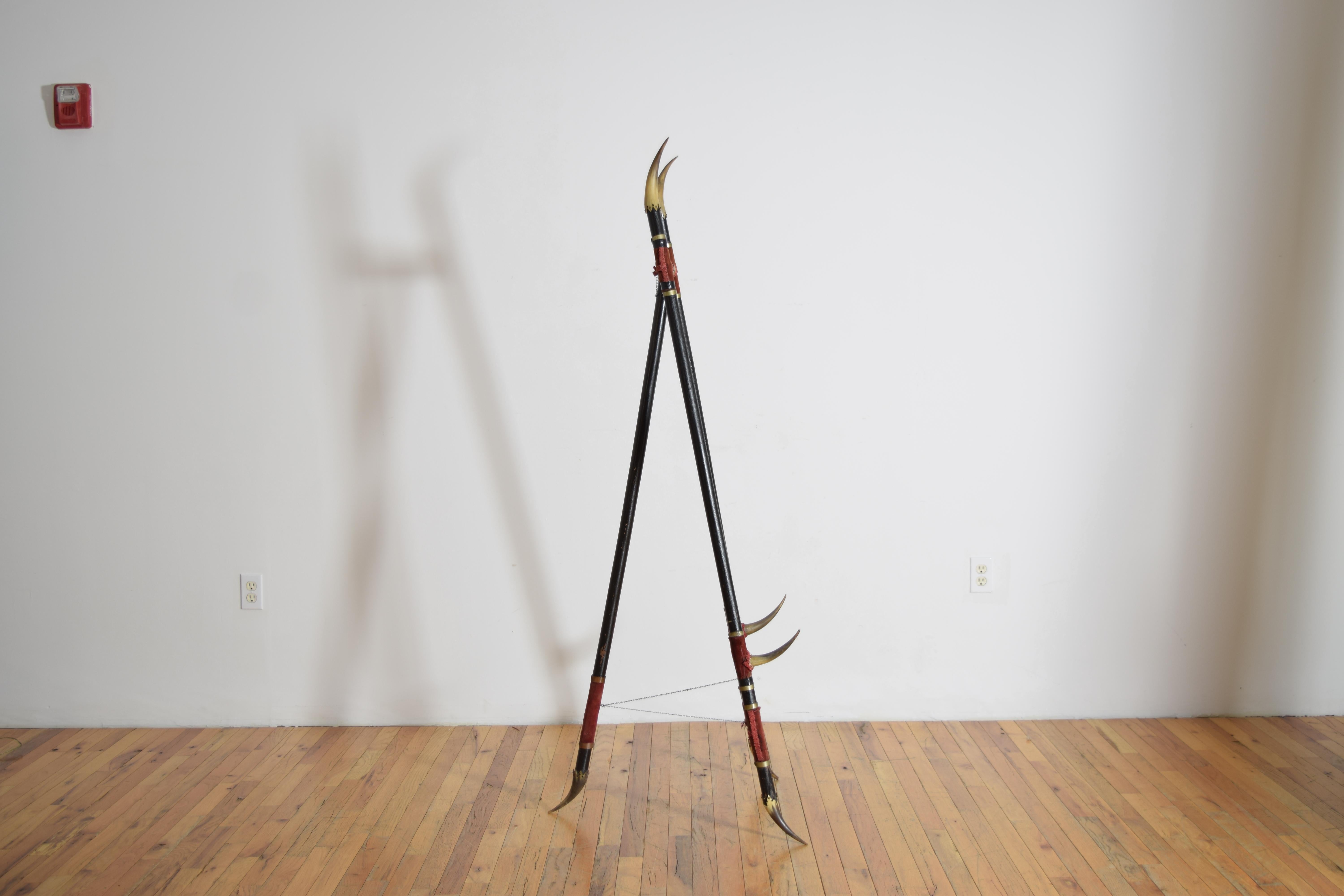 American, Victorian, Horn, Brass, Velvet, & Ebonized Wood Easel, ca. 1875 Bon état - En vente à Atlanta, GA