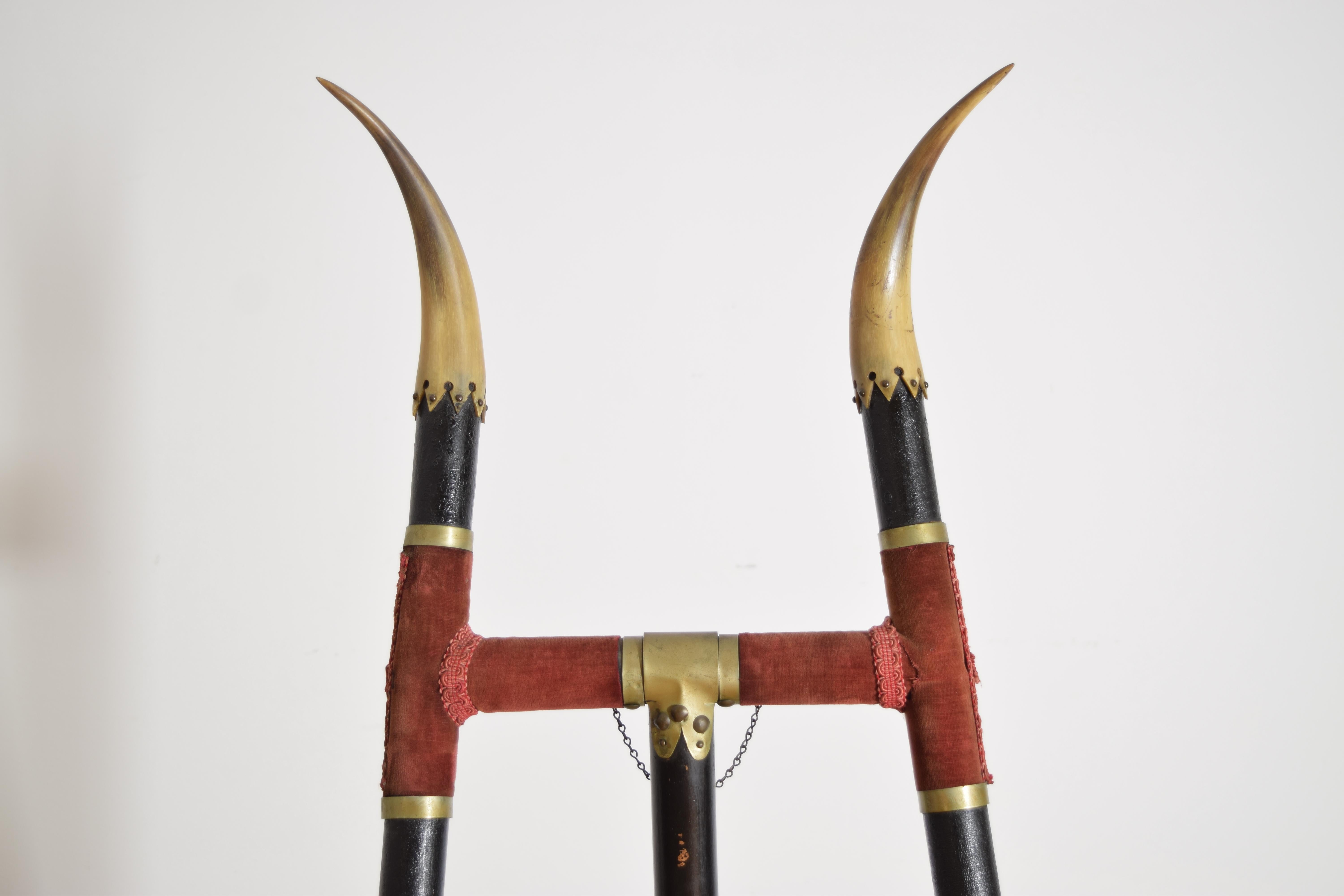 American, Victorian, Horn, Brass, Velvet, & Ebonized Wood Easel, ca. 1875 en vente 1