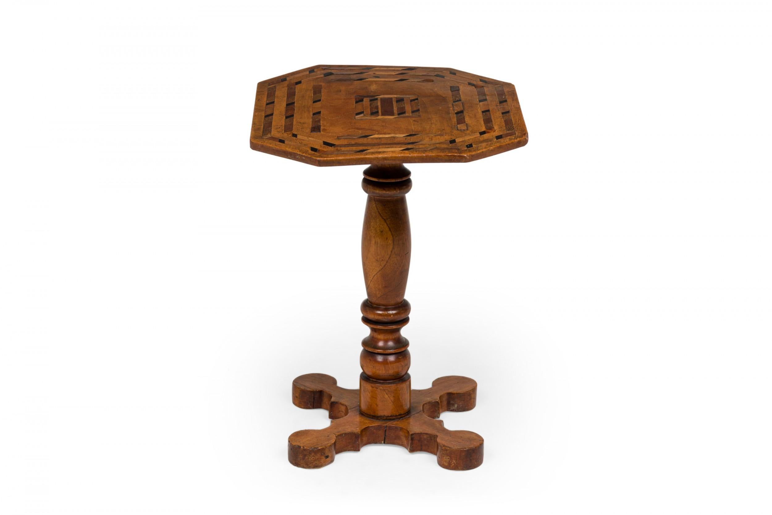 Amerikanischer viktorianischer achteckiger Beistelltisch aus Holz mit Intarsien (Viktorianisch) im Angebot
