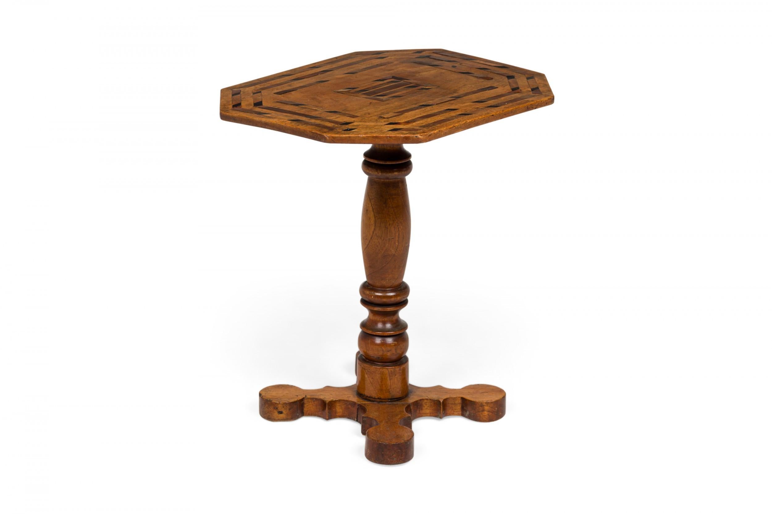 Amerikanischer viktorianischer achteckiger Beistelltisch aus Holz mit Intarsien (amerikanisch) im Angebot