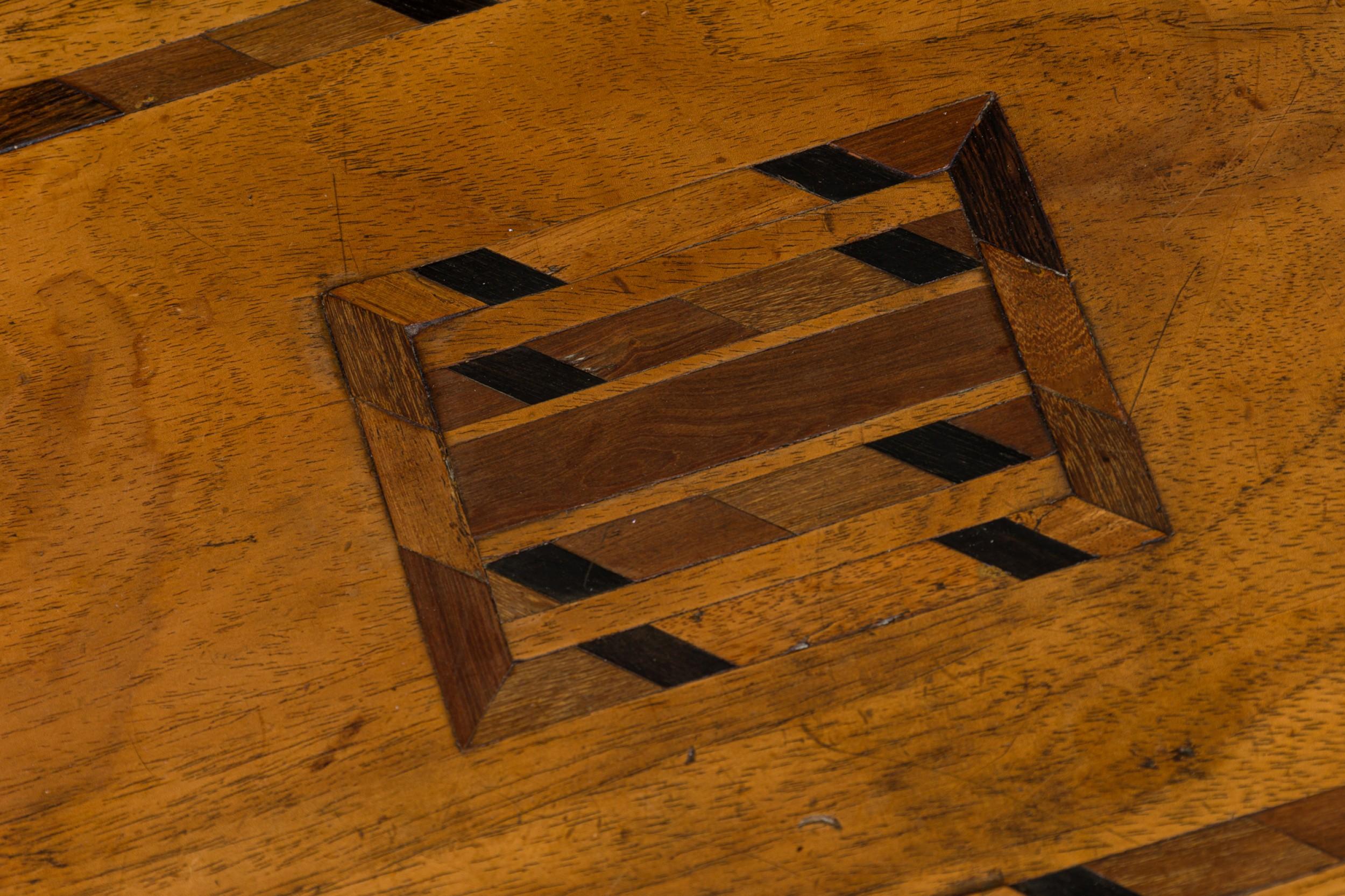 Amerikanischer viktorianischer achteckiger Beistelltisch aus Holz mit Intarsien (19. Jahrhundert) im Angebot