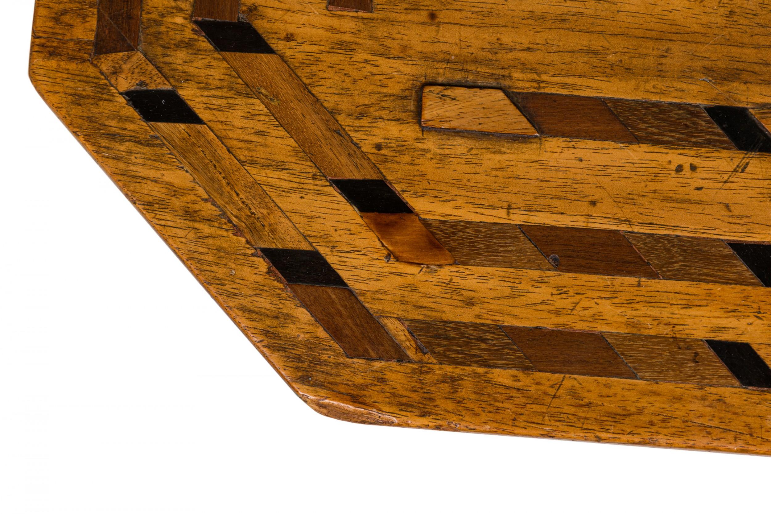 Amerikanischer viktorianischer achteckiger Beistelltisch aus Holz mit Intarsien im Angebot 1