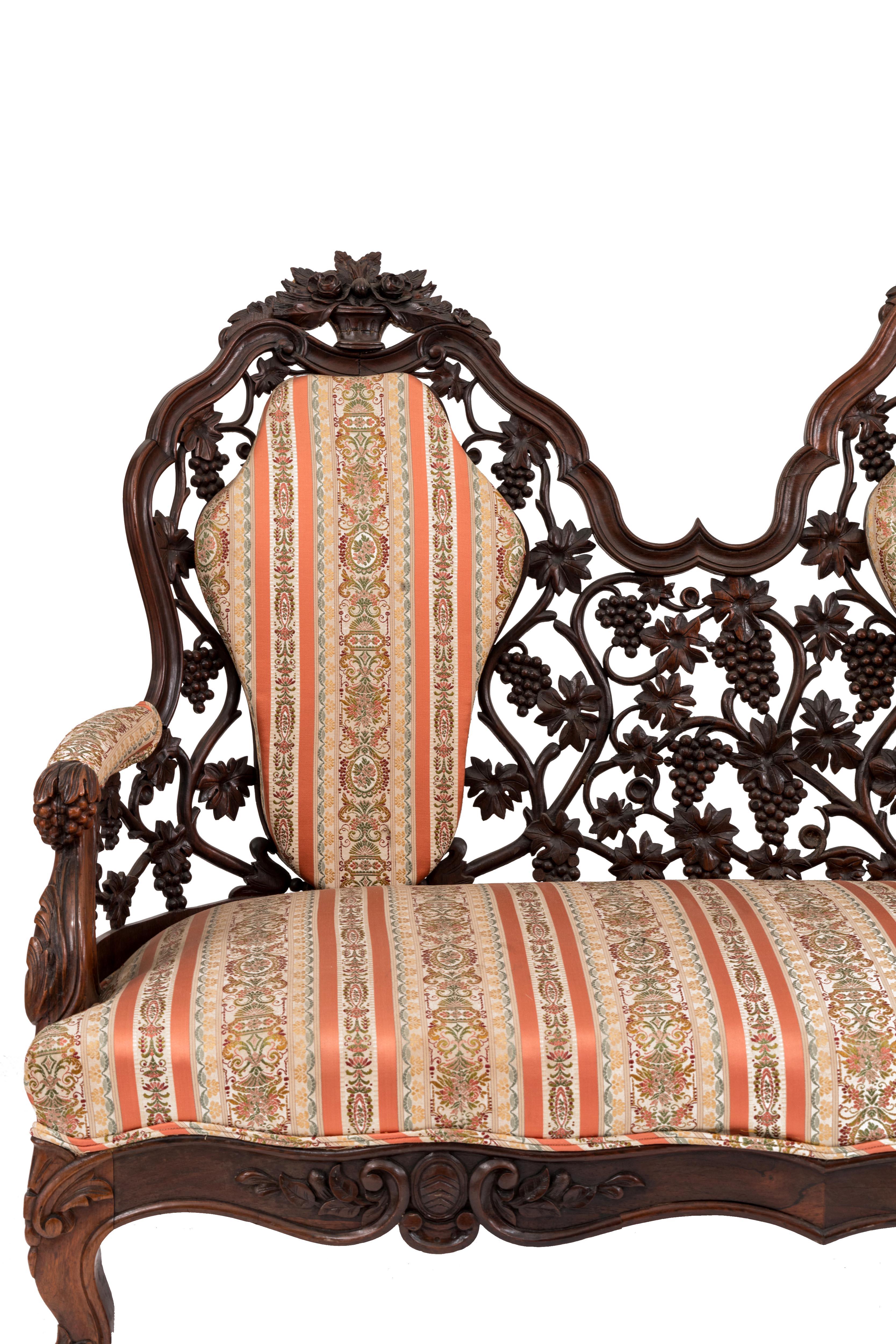 American Victorian Rosewood Striped Settee In Good Condition For Sale In New York, NY