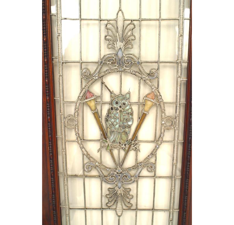 Grande finestra vittoriana americana in mogano con cornice in vetro piombato e disegno di gufo.