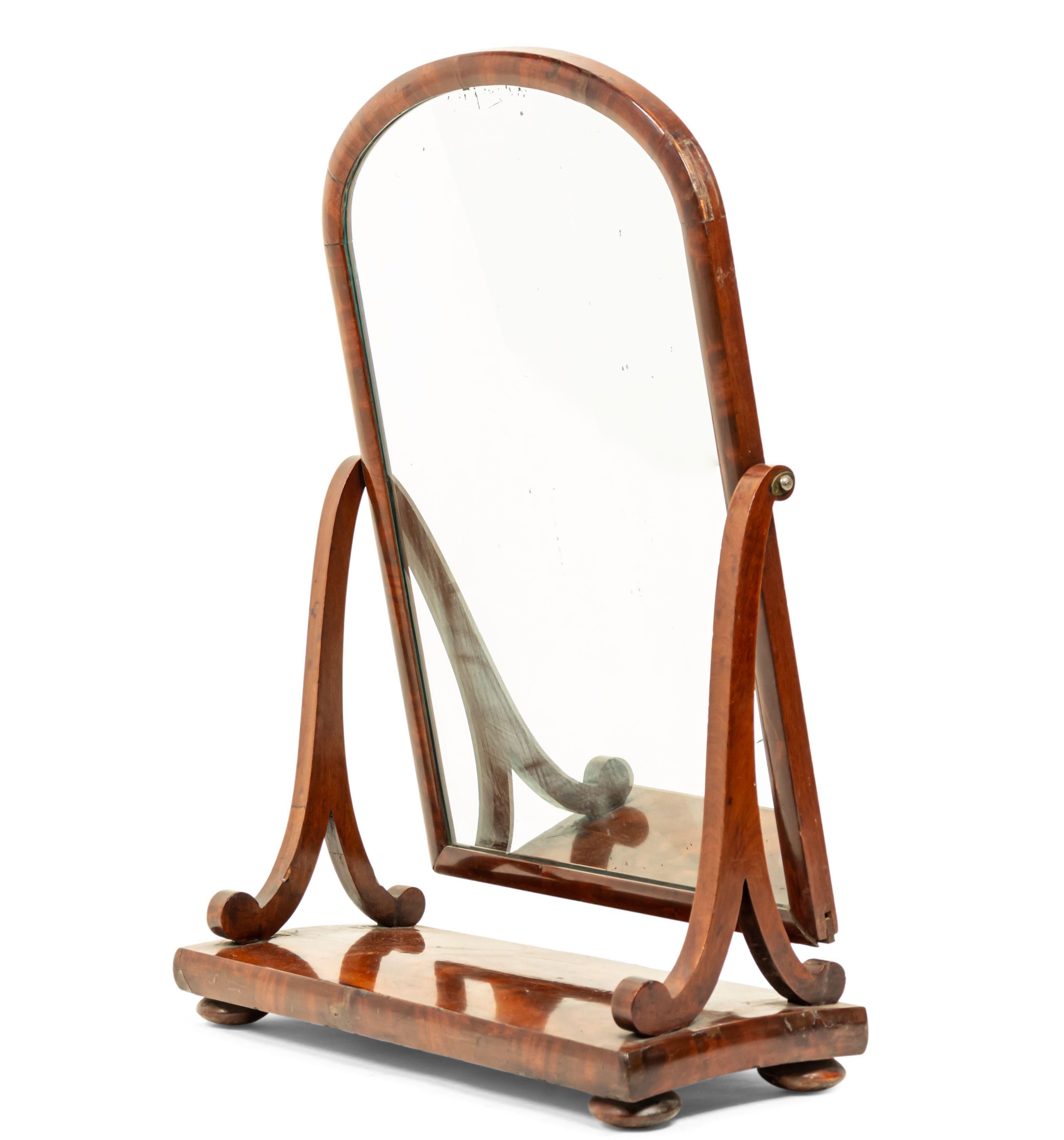 Specchio da barba / specchio da vanità in mogano di epoca vittoriana con supporti a voluta.

Condit: Buono; Usura coerente con l'età e l'utilizzo