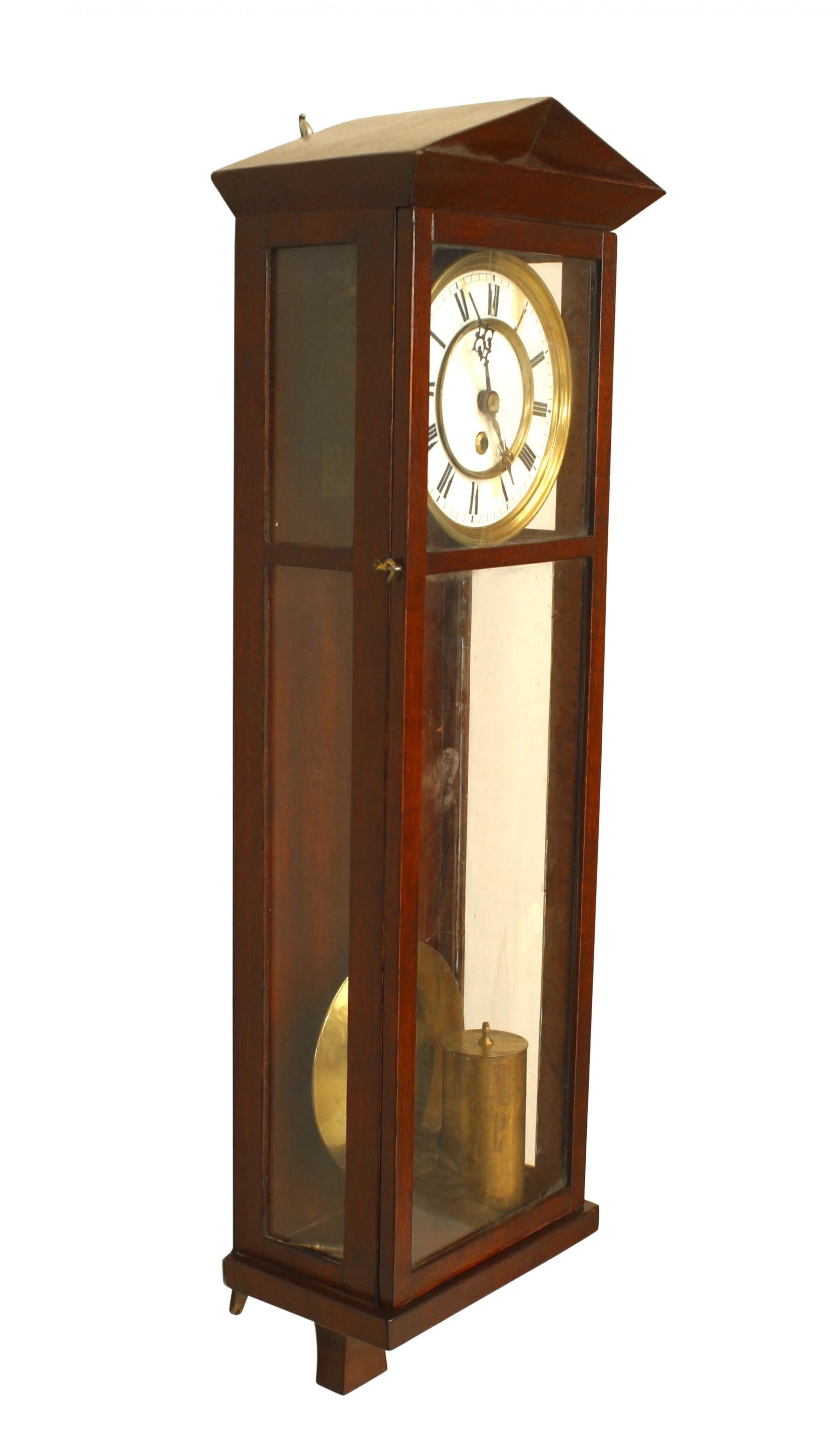 Reloj de pared de caoba de estilo victoriano americano (siglo XX) con un gran péndulo de latón encerrado en una caja de cristal. (No funciona)