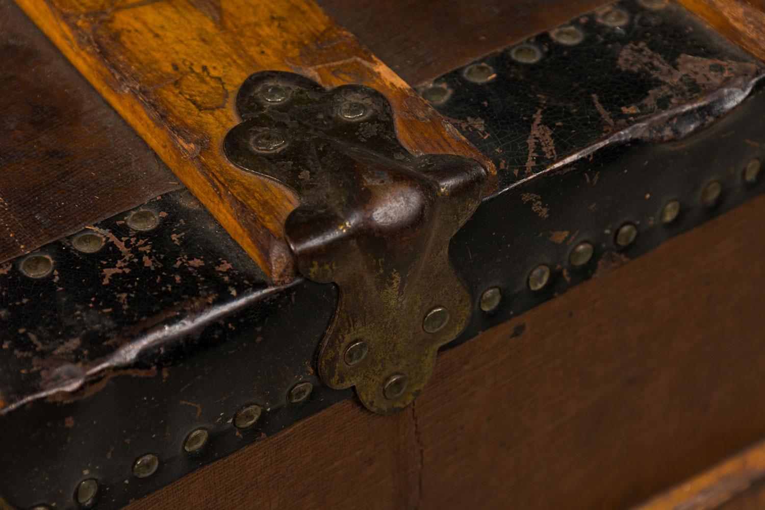 American Victorian Multi-Drawer Leather and Brass Steamer Trunk in vendita 5