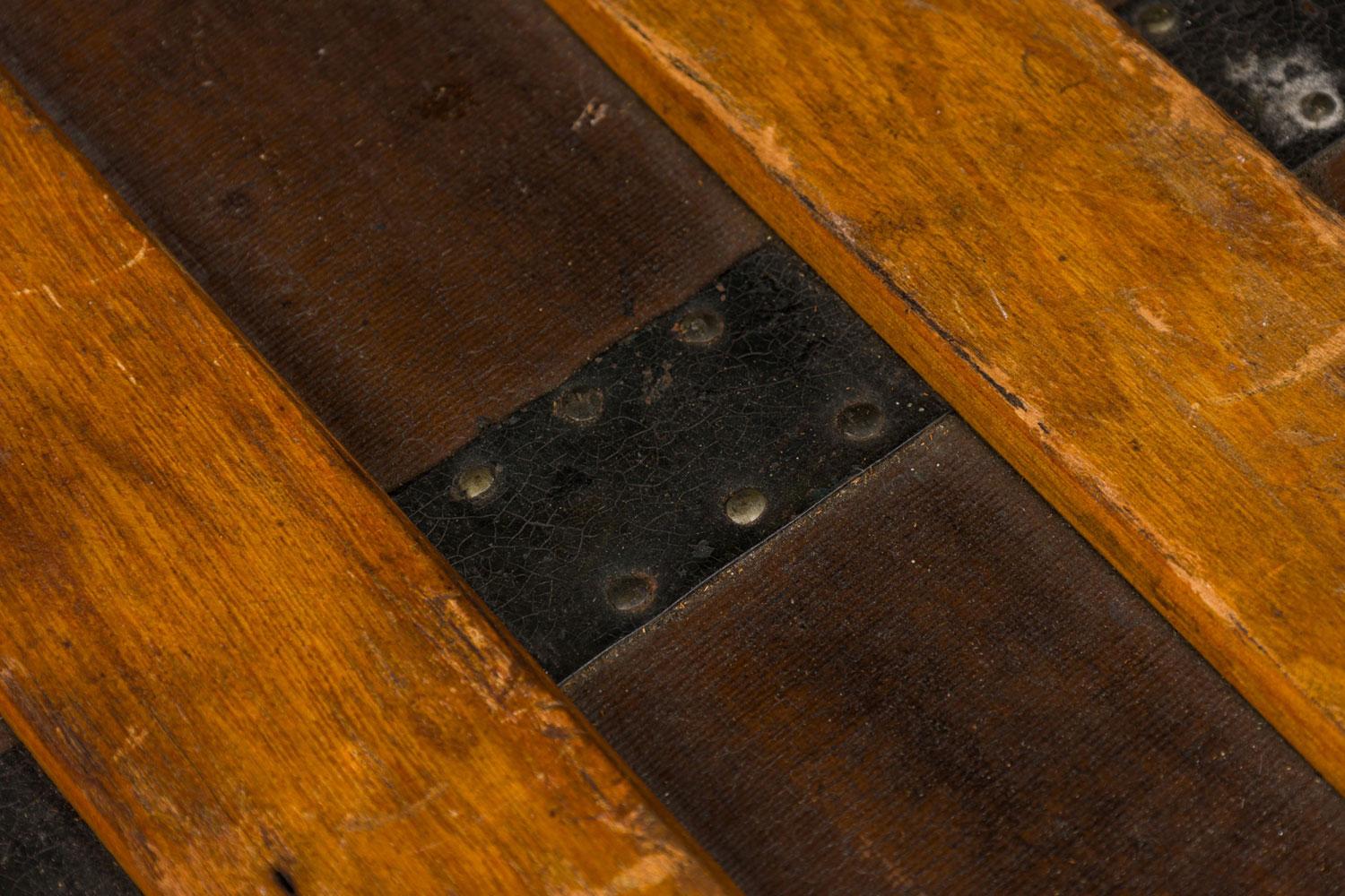 American Victorian Multi-Drawer Leather and Brass Steamer Trunk in vendita 6